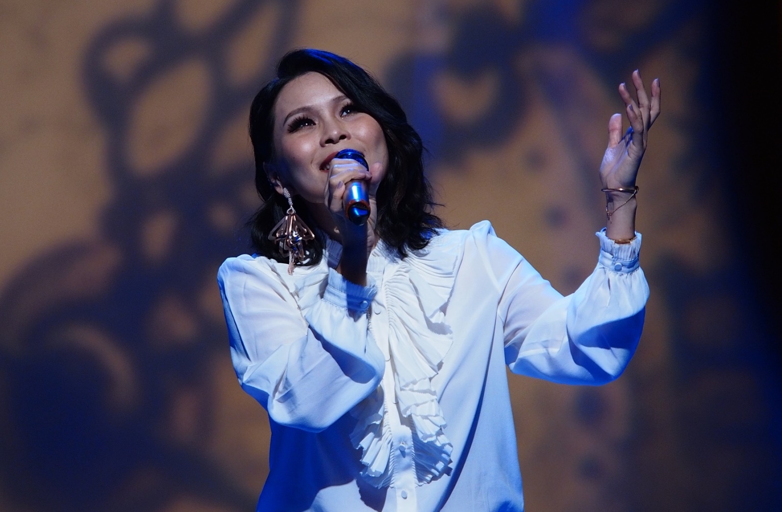 周蕙在節目演唱〈被遺忘的時光〉。( 公視提供)