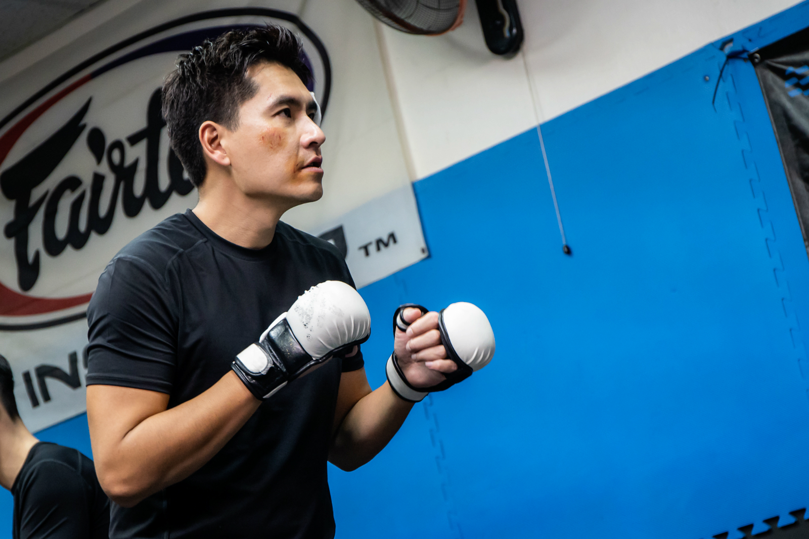 王傳一平時就保持運動習慣，挑戰多種動作戲類型。（東森提供）