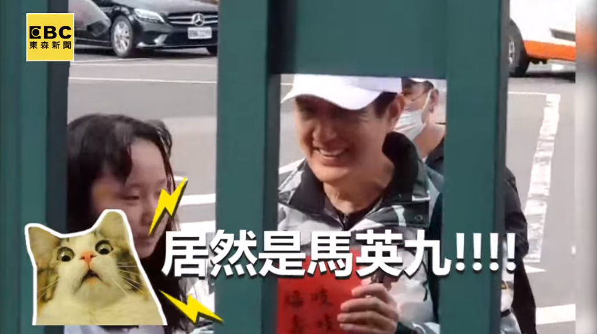 前總統馬英九化身一日外送員到校園送餐,引起學生矚目。(翻攝自東森新聞影片)
