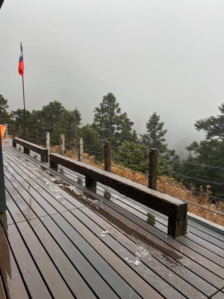 經過短暫的降雪後，玉山轉為降雨。（翻攝自「玉山國家公園」臉書）