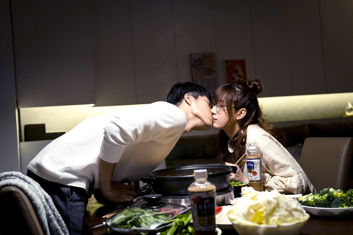 唐振剛在劇中和方志友上演浪漫之吻，還拍了不同的鏡位。（Tvbs提供）