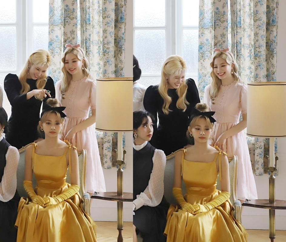 Sana（後右）與多賢（後左）拍照時偷玩子瑜的頭髮。（翻攝naver）