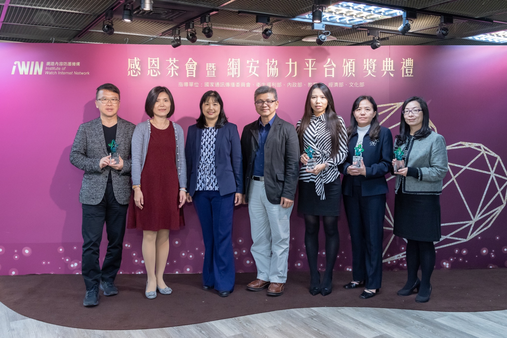 《鏡週刊》因新聞內容自律成效顯著，榮獲iWIN「網安協力感謝獎」肯定。左二為衛福部保護司副司長郭彩榕，左三為NCC委員洪貞玲。（iWIN提供）