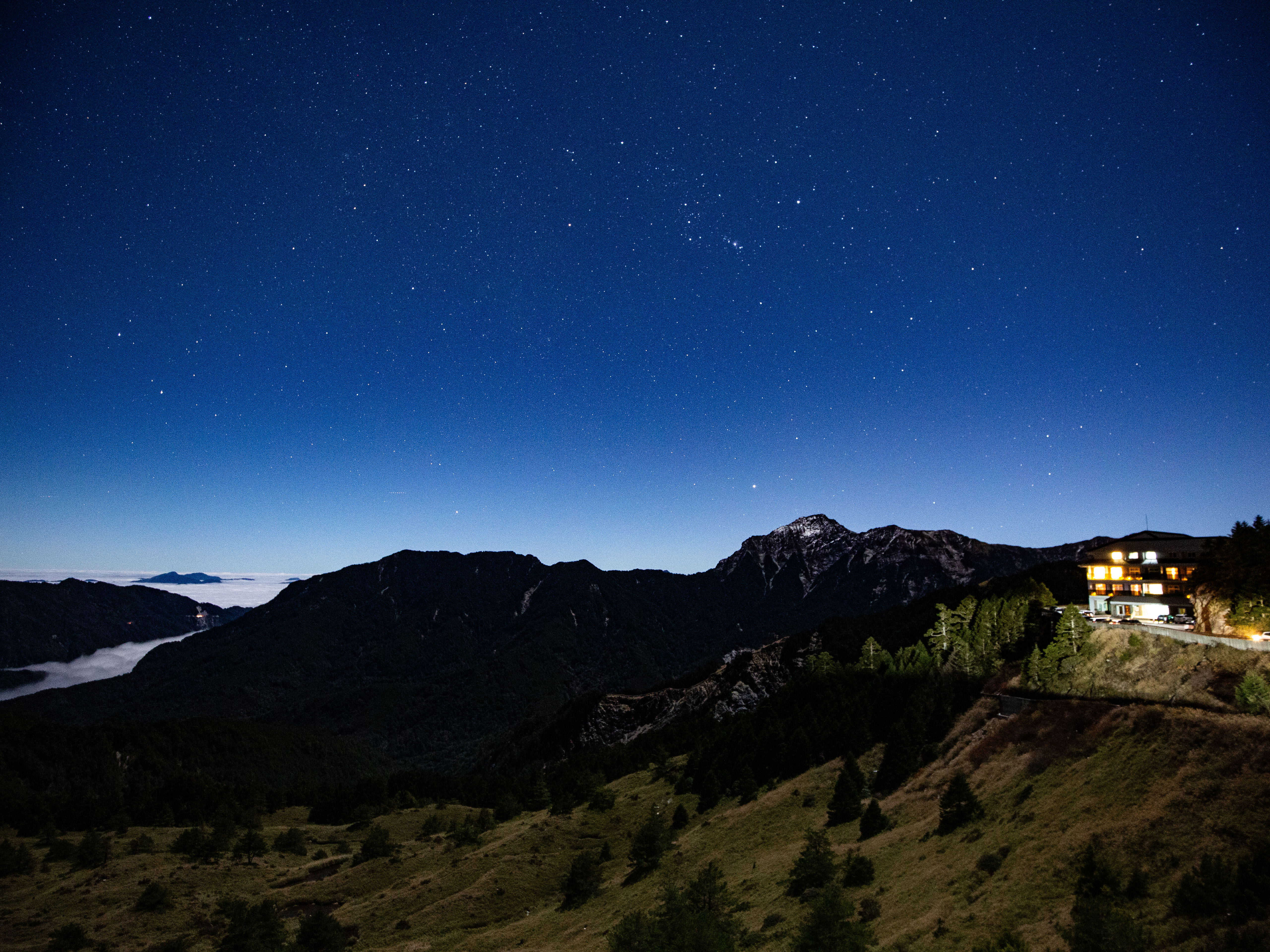 松雪樓光景及奇萊山、屏風山，形成一條美麗的稜線。