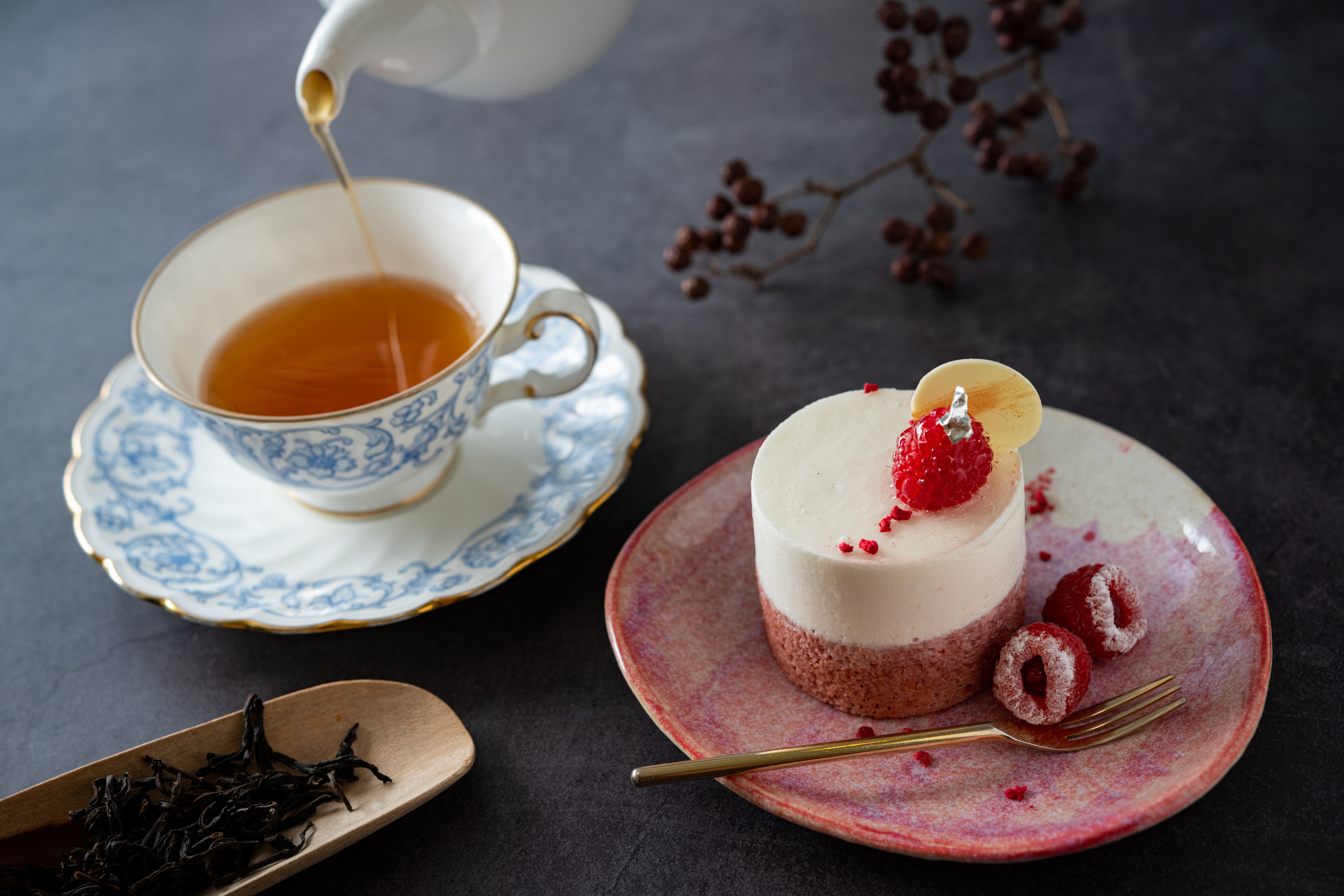 「桃荔枝」清爽的白桃、荔枝幕斯與梨山烏龍紅茶特有的白柚、水蜜桃香呼應。（160元／個，200元／壺）