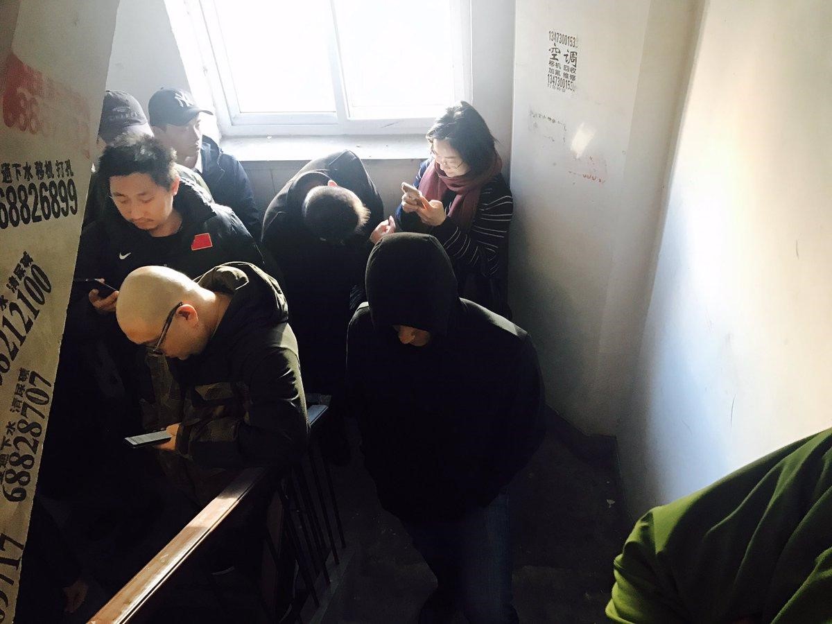 美國總統川普訪問北京時，十幾人守在李文足住處的樓梯間不讓她外出。（翻攝自李文足推特）