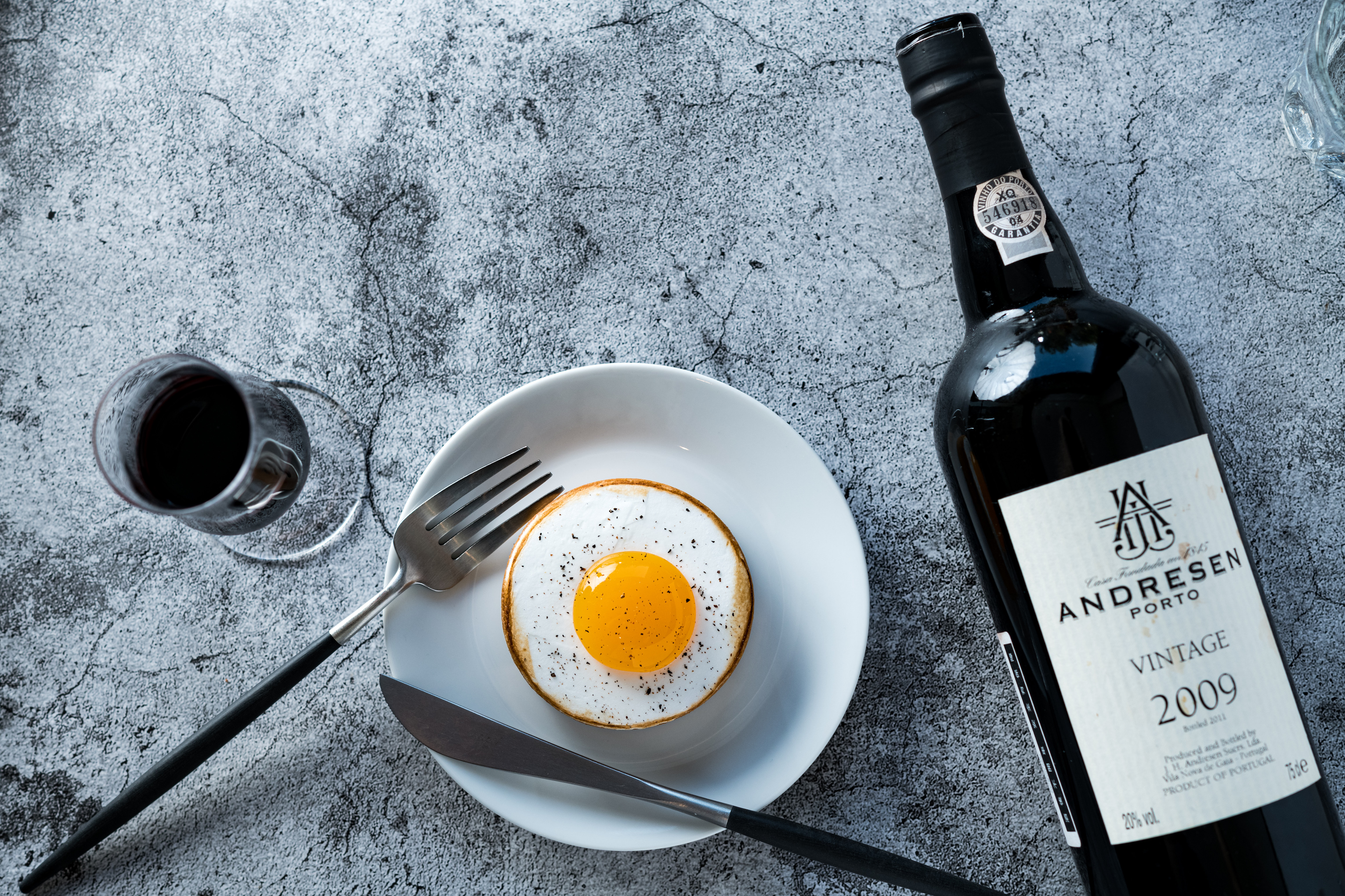 外型可愛的「蛋塔」結合百香果與巧克力，酸香與波特酒特別合適。（170元／個，200元／杯）