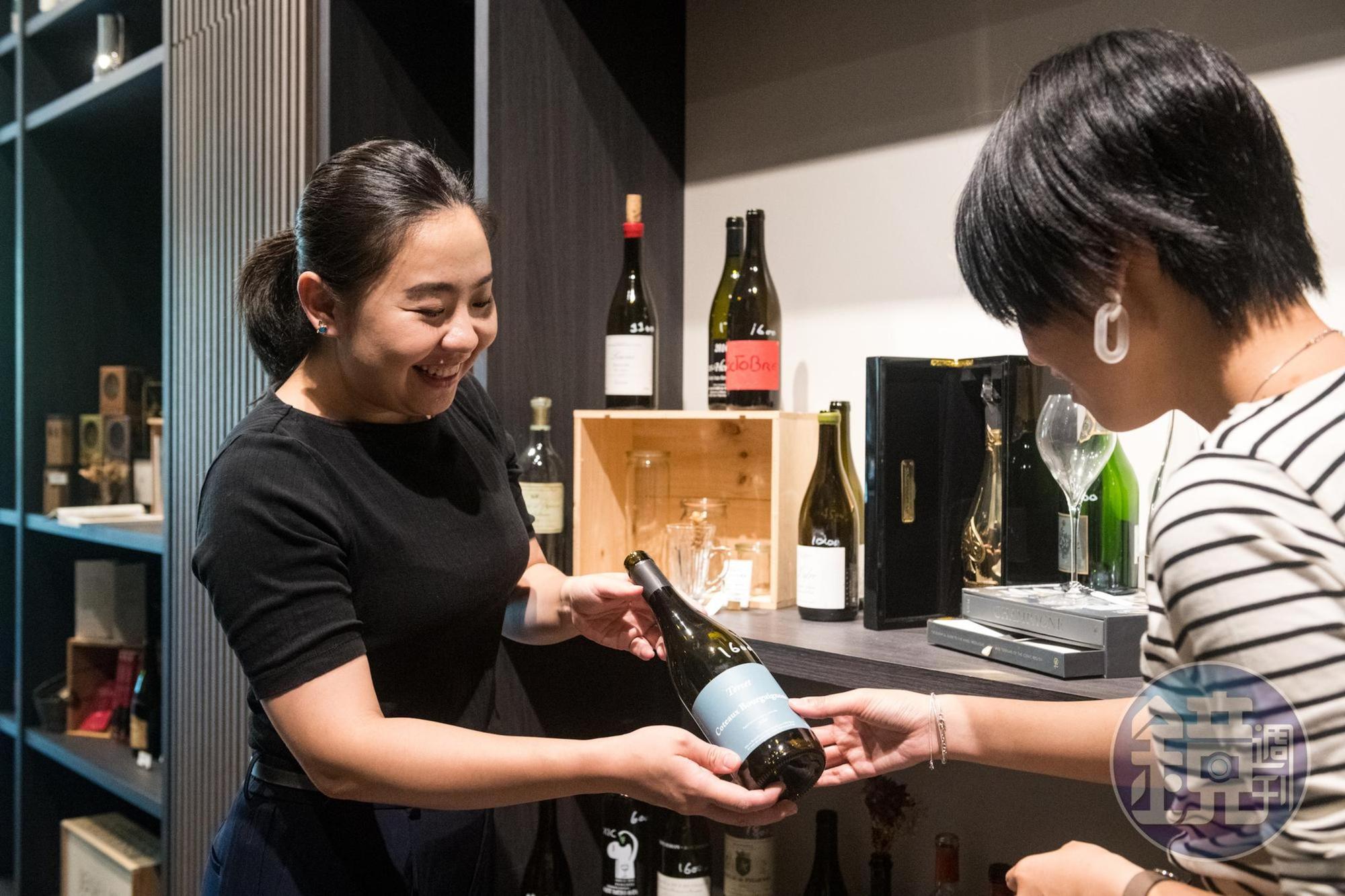 曾任「侯布雄法式餐廳」侍酒師的老闆段洋洋為客人介紹選酒。