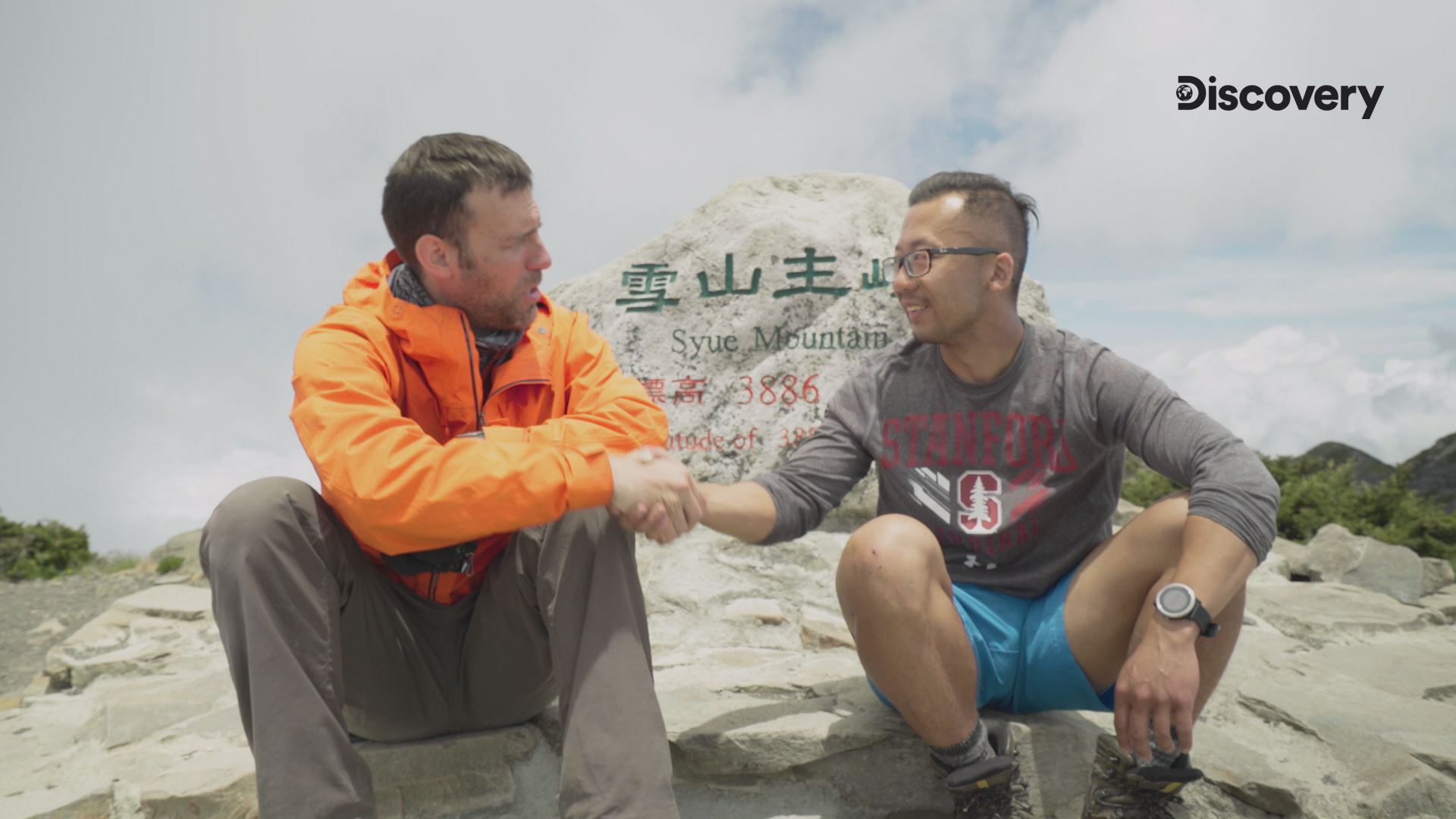 來自加拿大的探險家白銳勻（左），在專業人士的陪同下，完成聖稜線縱走，登上雪山主峰。（Discovery頻道提供）