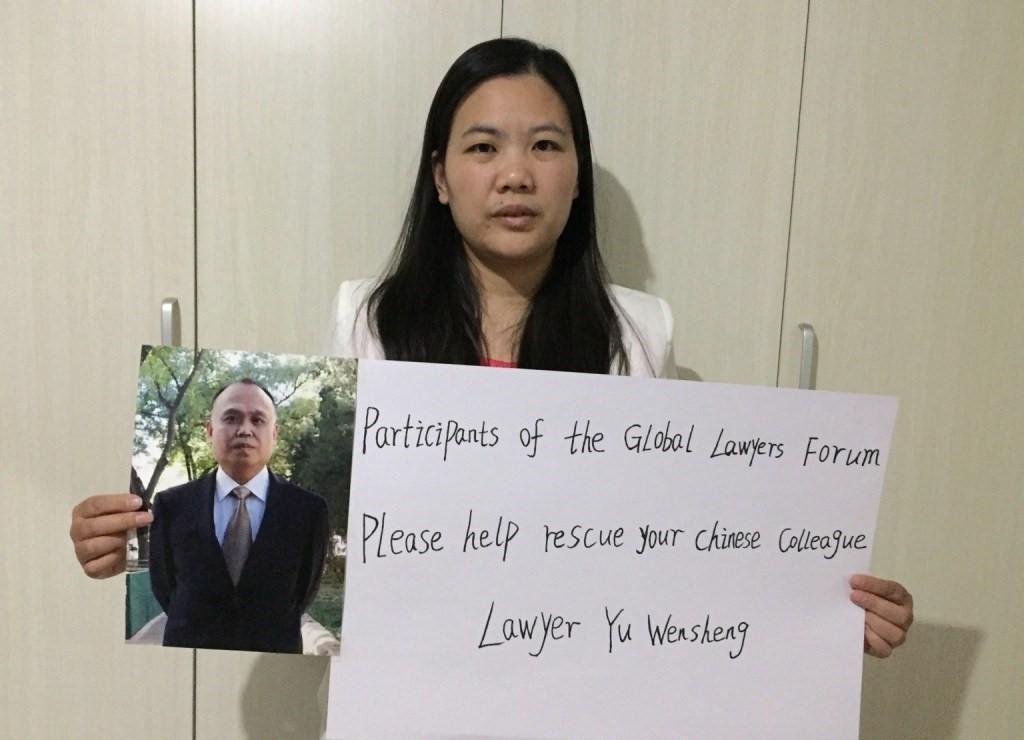 律師余文生（左圖）被捕後，妻子許艷四處奔波救夫。（翻攝自chinachange.org）