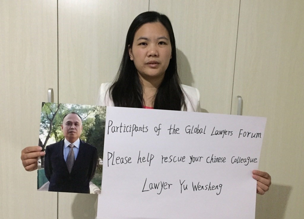 律師余文生(左圖)被捕後,妻子許艷四處奔波救夫。(翻攝自chinachange.org)