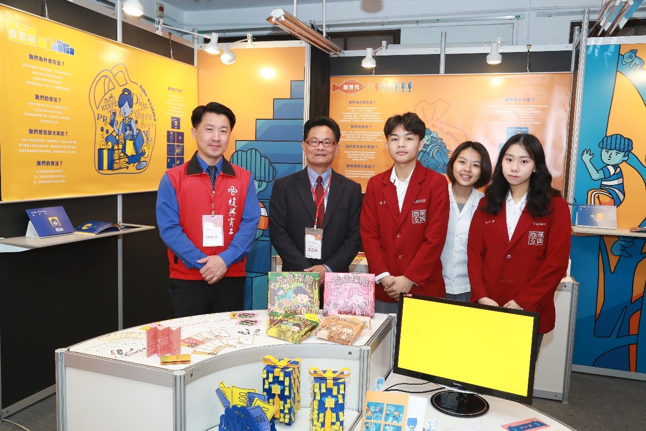 復興商工校長王志誠（左二）與參展學生合影。（復興商工提供）