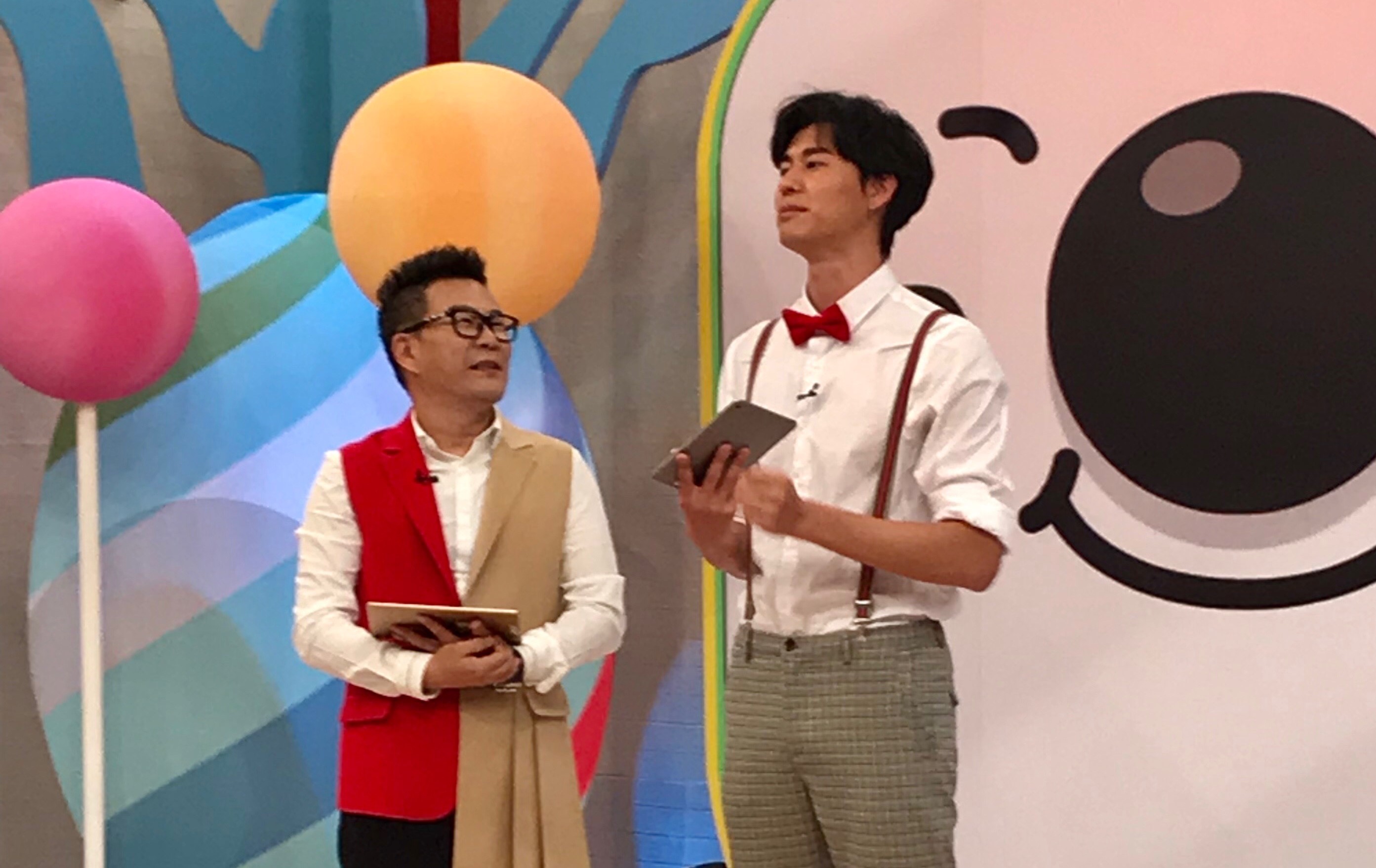 沈玉琳（左）搭風田主持很想跟潘老師借鞋墊。（金牌17Ｑ提供）