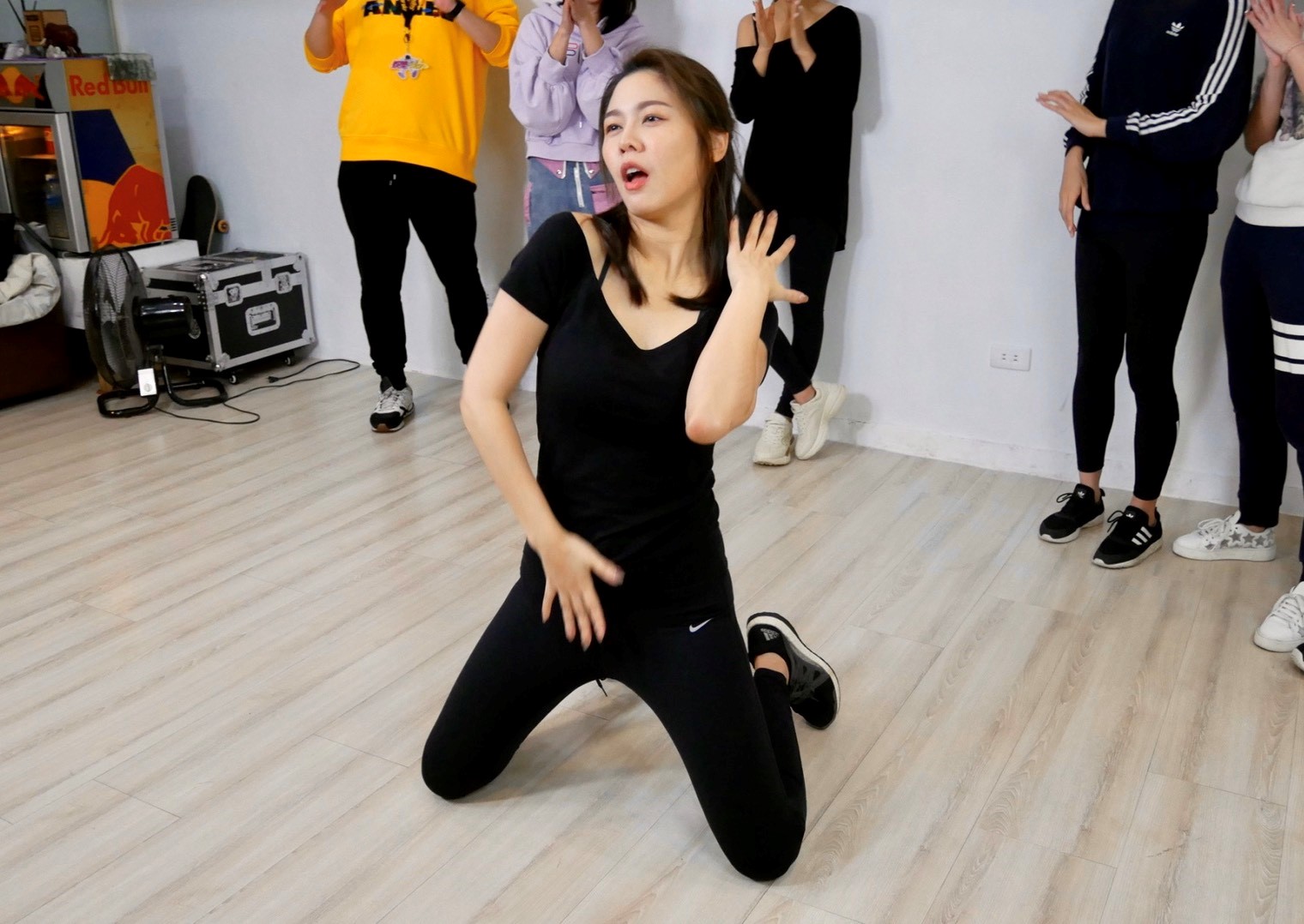 白家綺為了跨年演出，大展性感舞姿。（民視提供）