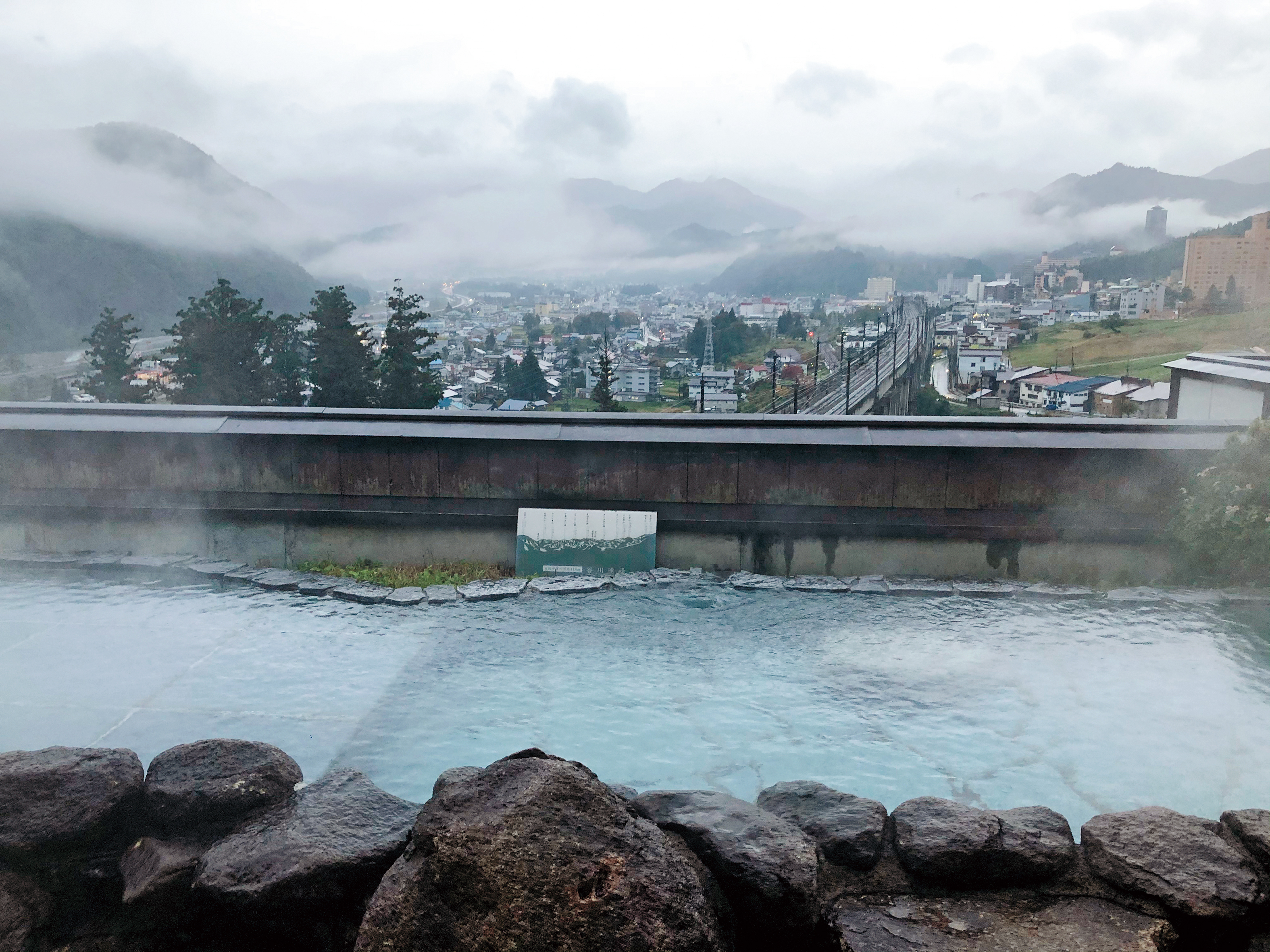 從中屋的一望千里之湯看出去，是綿延不斷的谷田連峰。