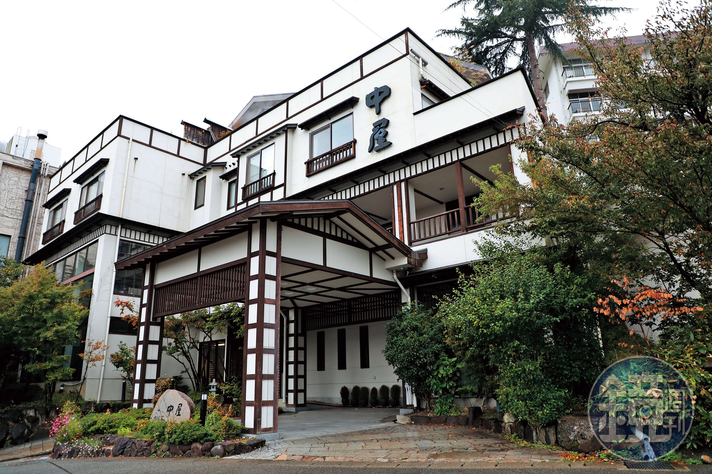 「御湯宿中屋」外觀典雅，屬於中型規模的旅館。