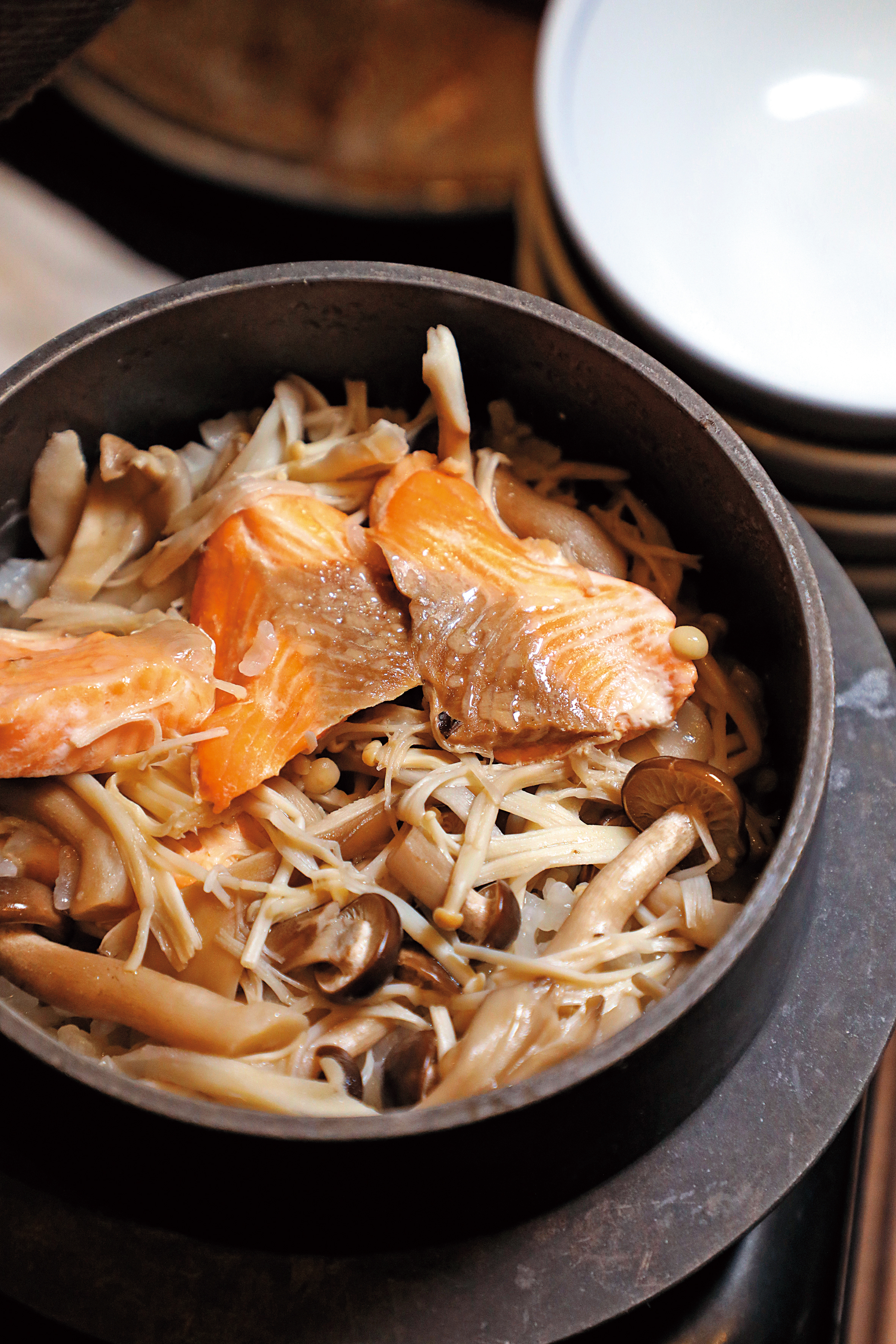 能吃到秋天新米的「八海山鮭魚和魚沼菇釜炊飯」，一開蓋就香氣逼人。（1,280日圓／份，約NT$358）
