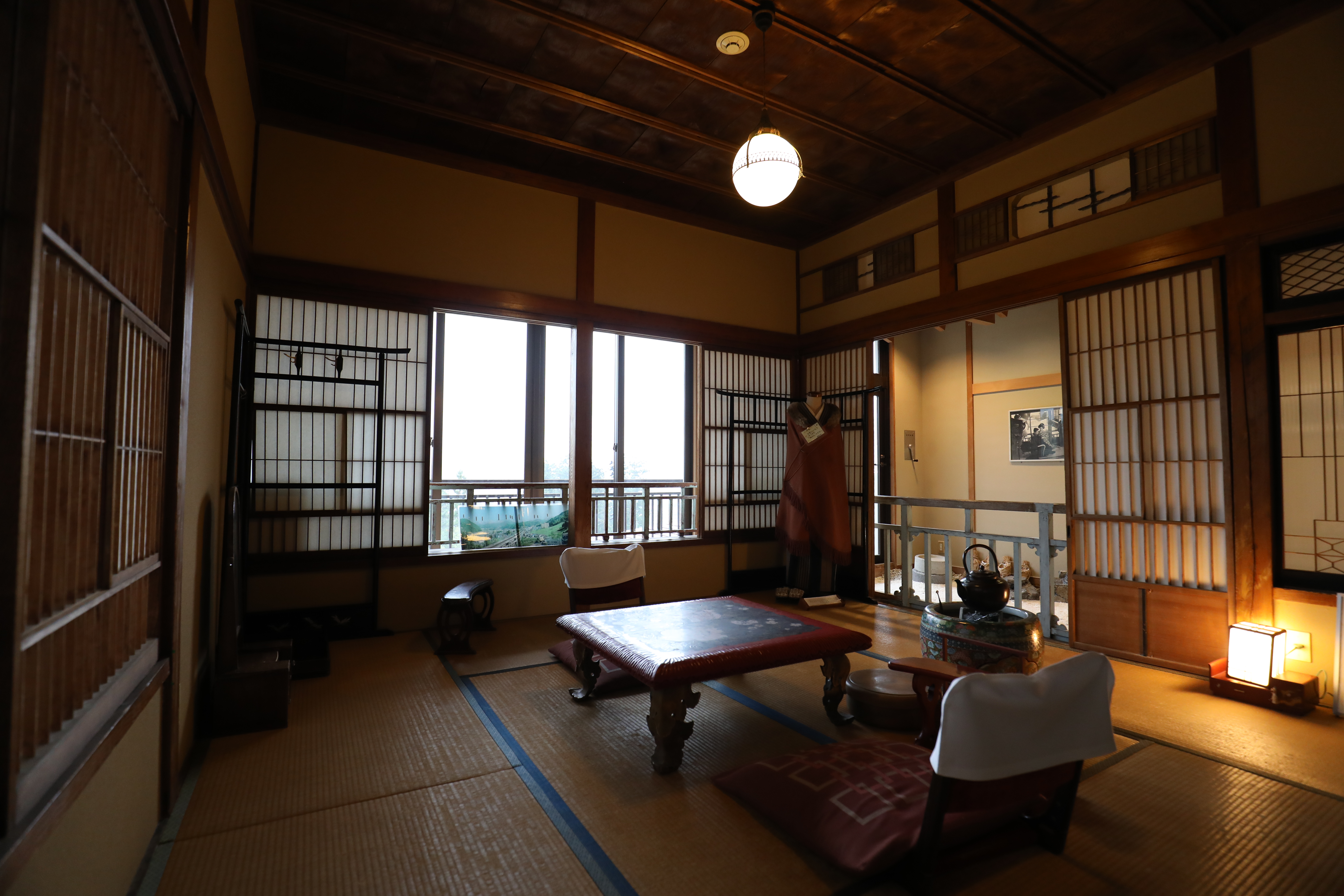 高半旅館的「霞之間」，是岸惠子主演《雪國》電影的主要場景，如今仍完整保留。