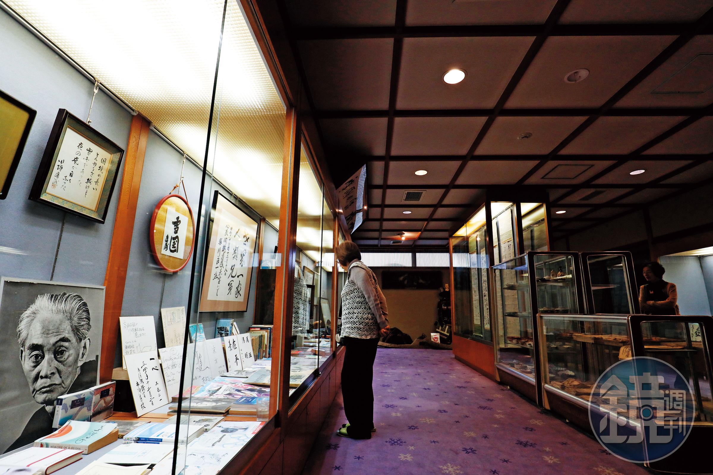 文學資料室展示了《雪國》的各國語言譯本與川端康成的照片。