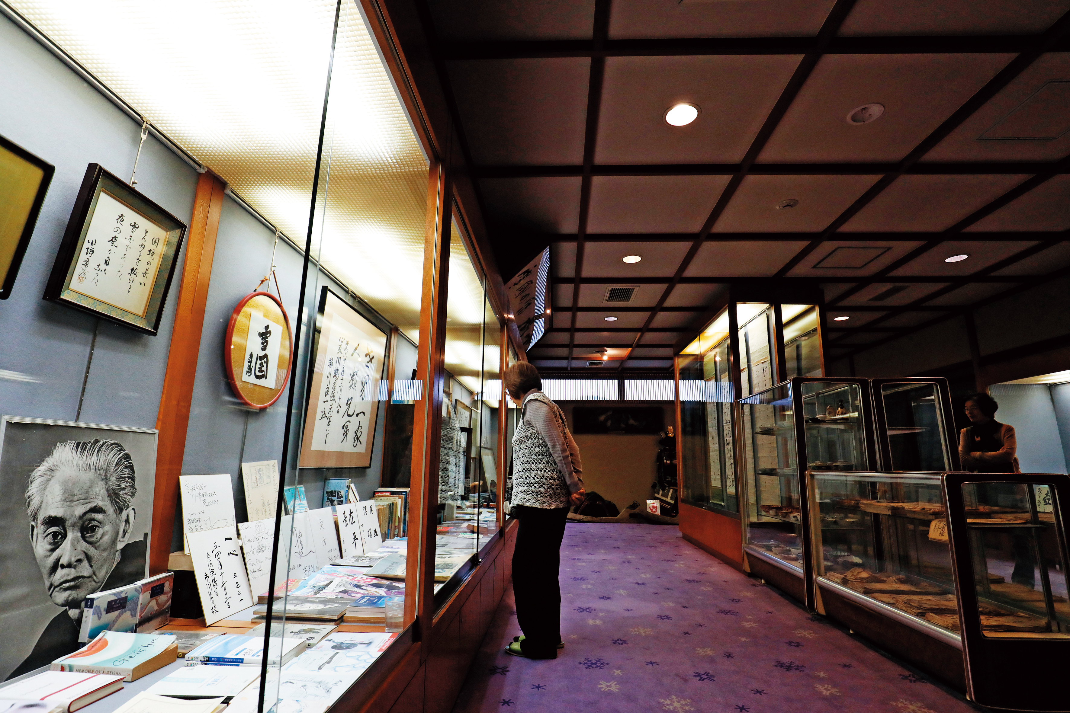 文學資料室展示了《雪國》的各國語言譯本與川端康成的照片。