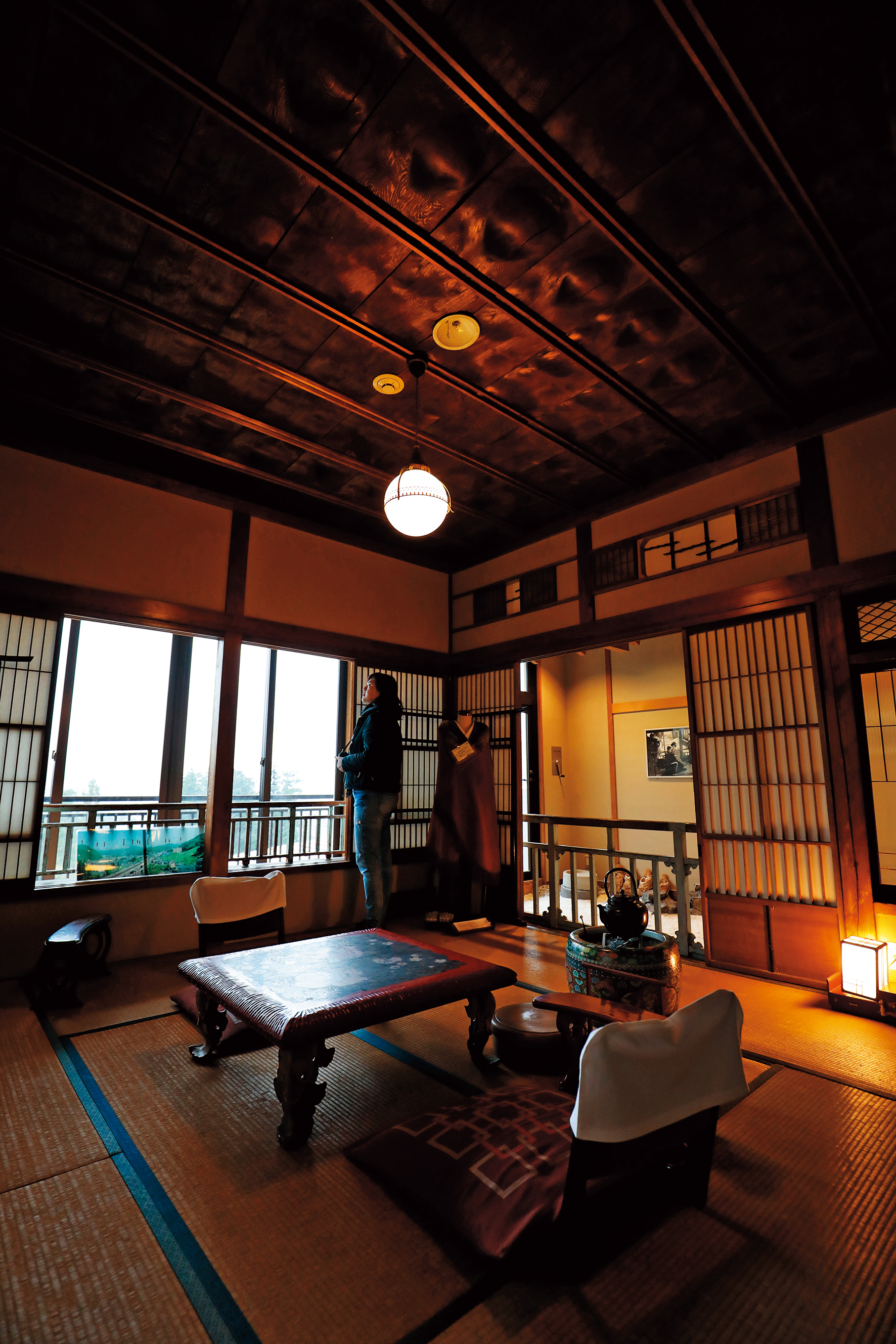 高半旅館的「霞之間」是仿小說場景，當年川端康成真正寫作的房間，比這間狹小且沒有窗景。