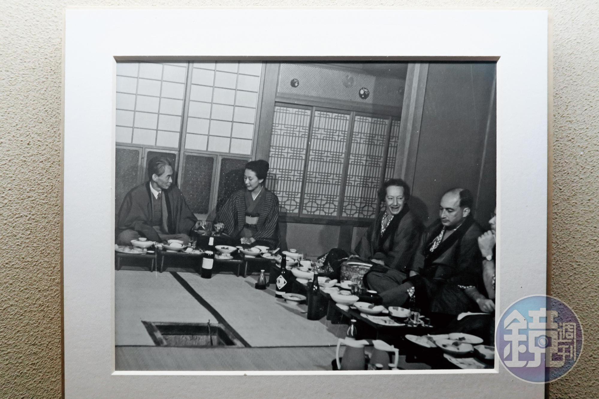 川端康成（左1）曾到劇組探班，與女主角岸惠子（左2）同席而坐，當年的女明星，素顏就很美。