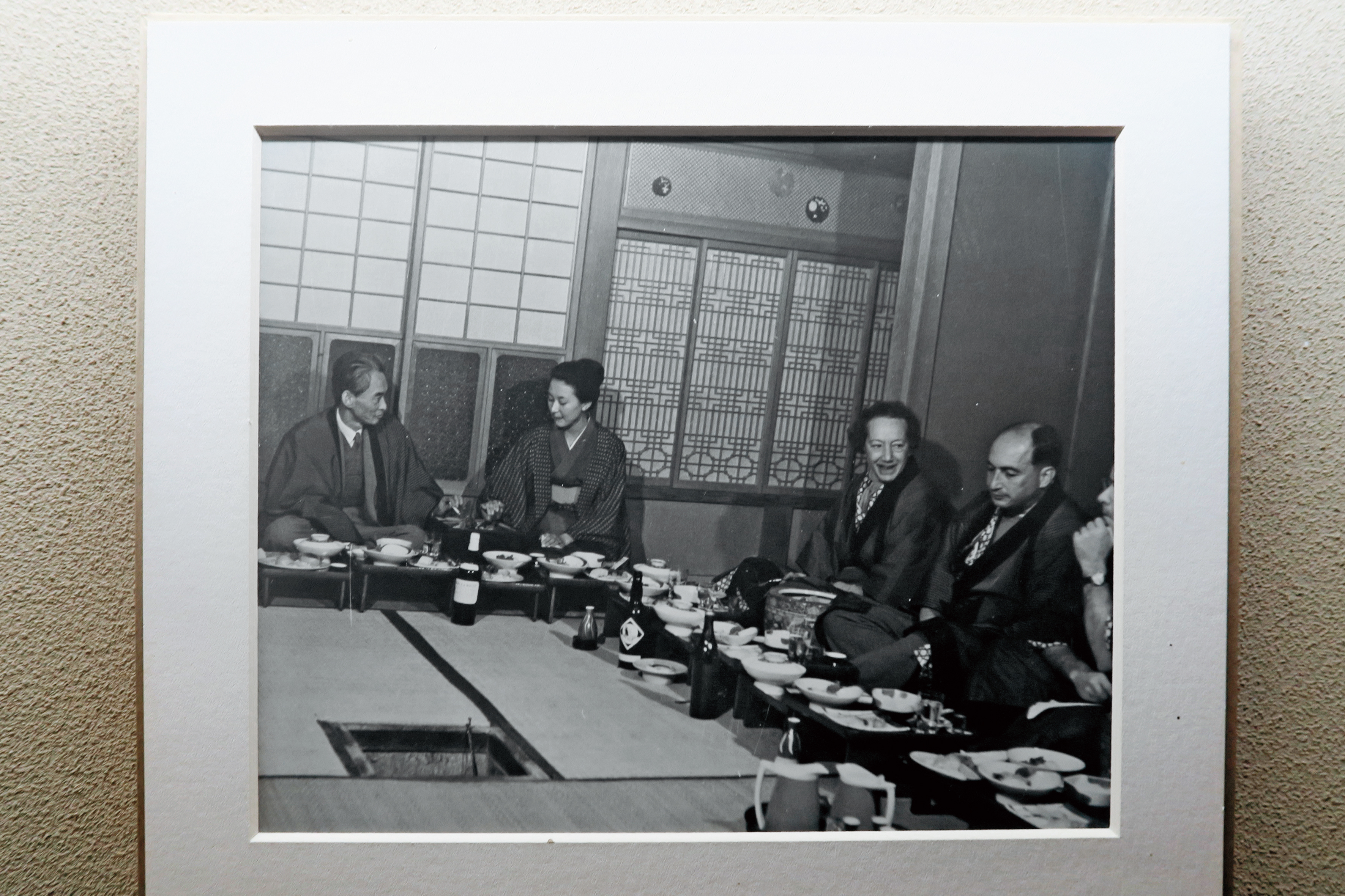 川端康成（左1）曾到劇組探班，與女主角岸惠子（左2）同席而坐，當年的女明星，素顏就很美。