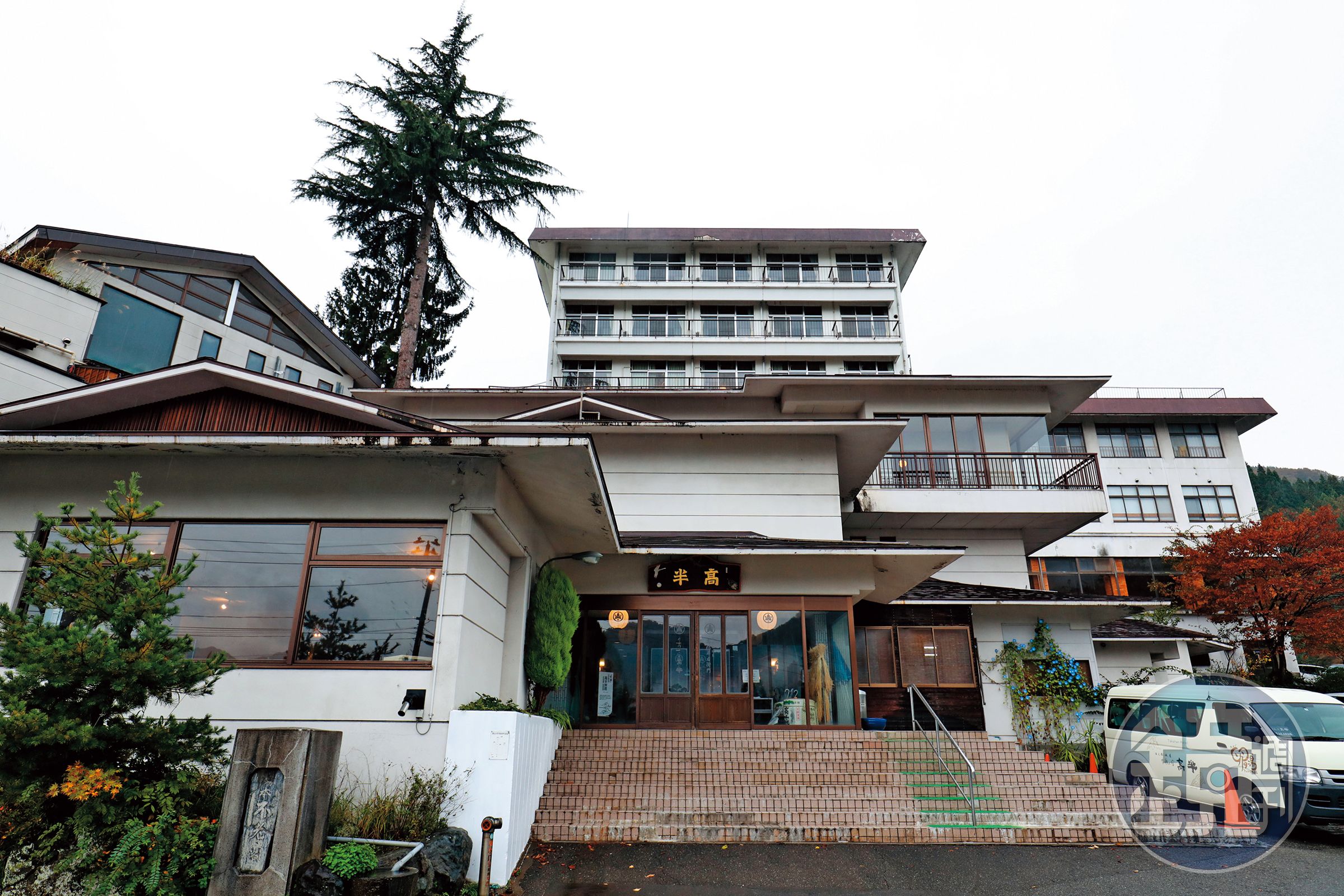 如今的高半旅館已經改建，2樓突出的地方便是霞之間的所在。