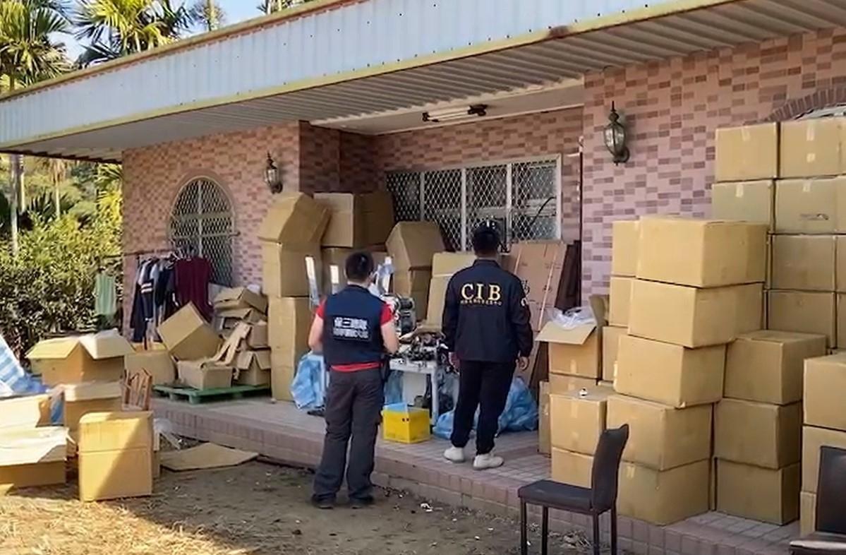 「中打」以及保三總隊查緝人員進入私菸工廠查緝。（林慶祥翻攝）