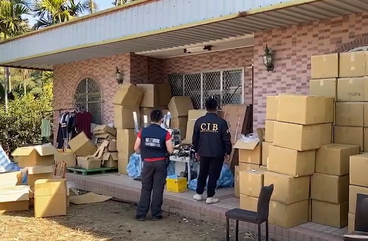 「中打」以及保三總隊查緝人員進入私菸工廠查緝。（林慶祥翻攝）