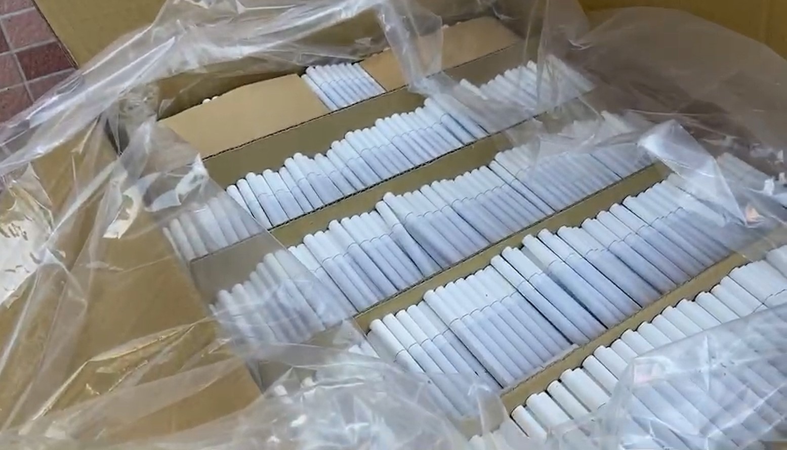 大批未包裝的香菸成品。（林慶祥翻攝）