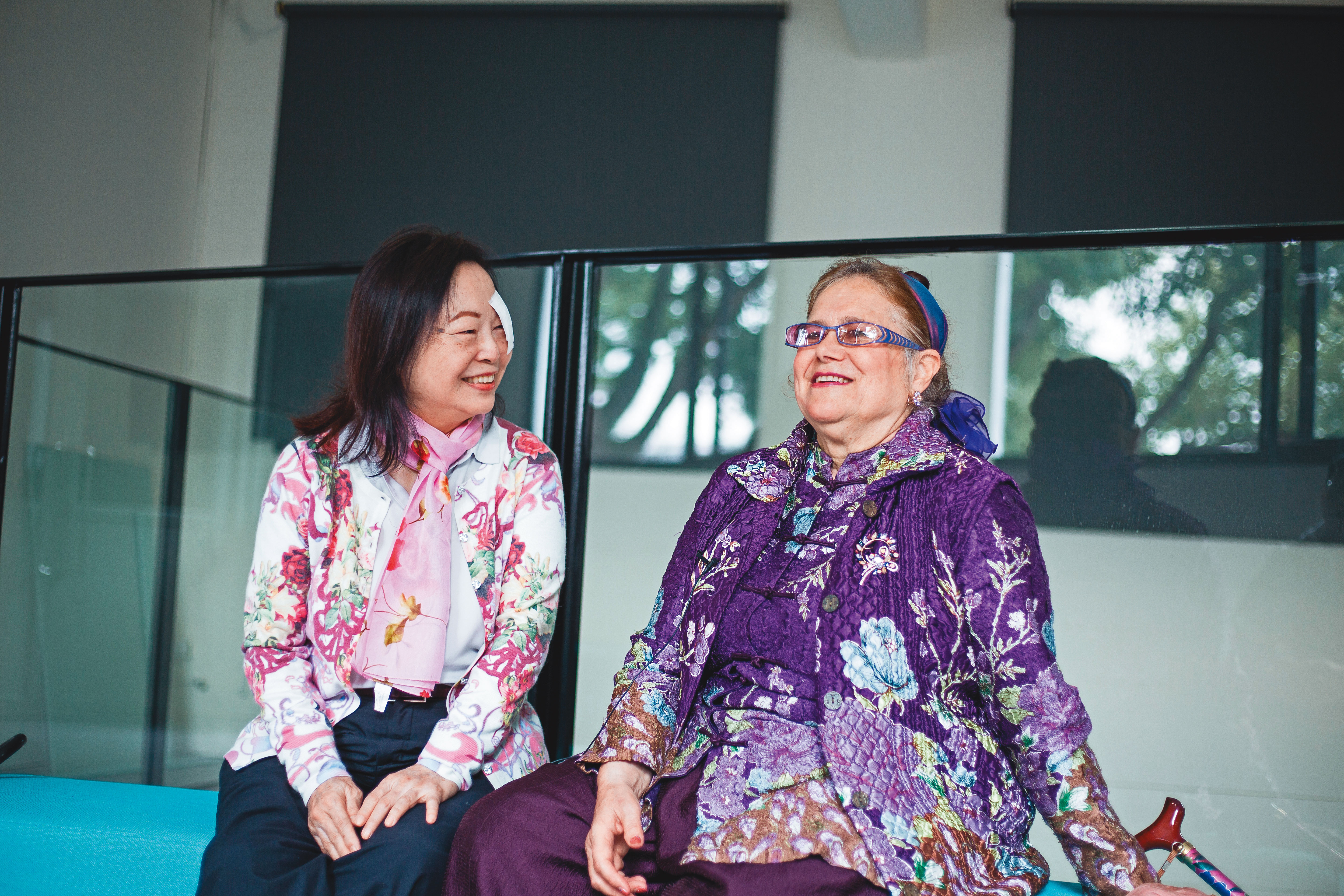 美麗島事件40週年這天，洗盡戒嚴時期的驚懼與哀傷，曾心儀（左）和艾琳達（右）不約而同穿上大花外套赴約。2位革命戰友當年沒能講開的話，在此間談笑釋疑。