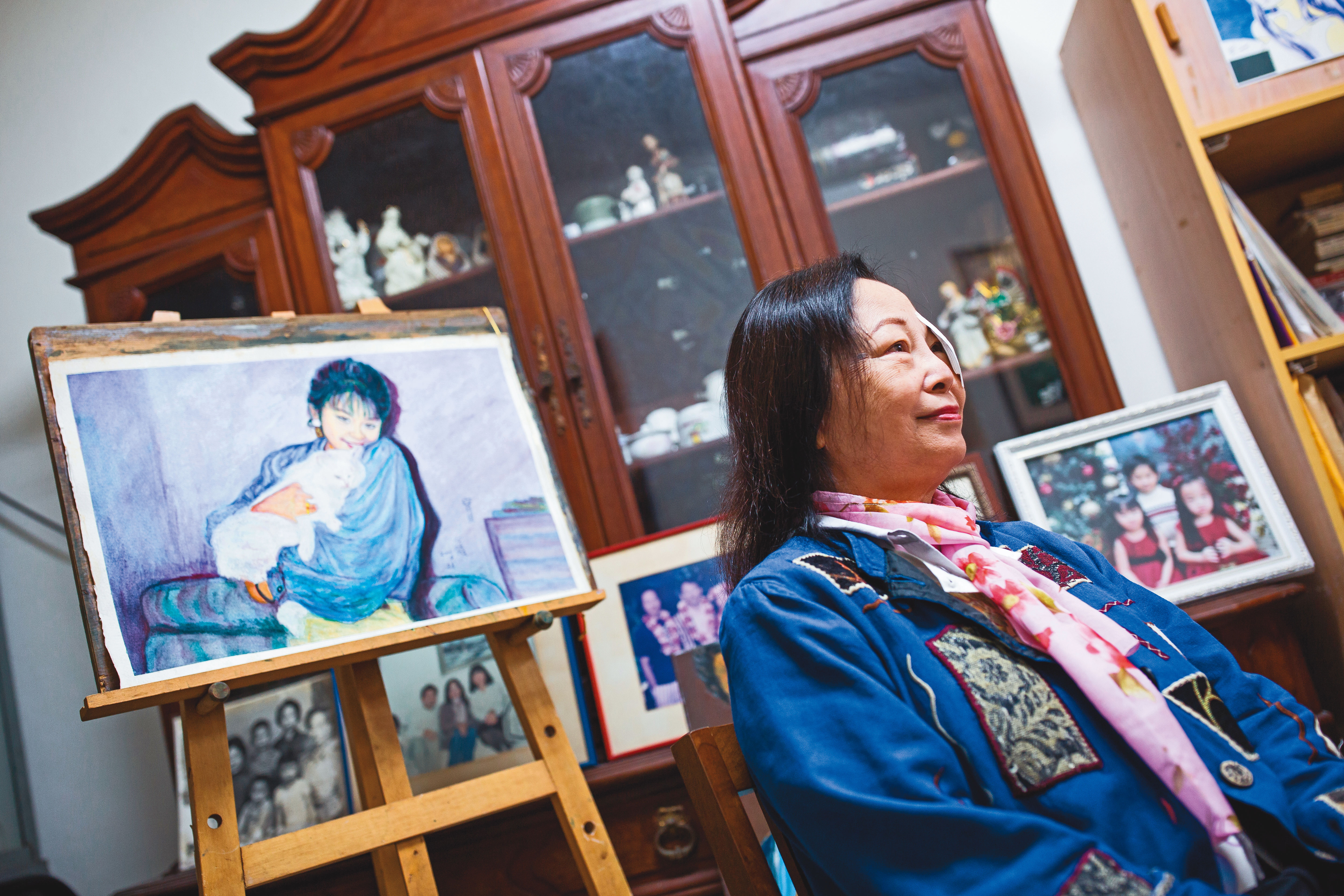 曾心儀住家客廳擺放許多家人親友的照片，以及女兒的畫像，然而家人親友都已經不在身邊。