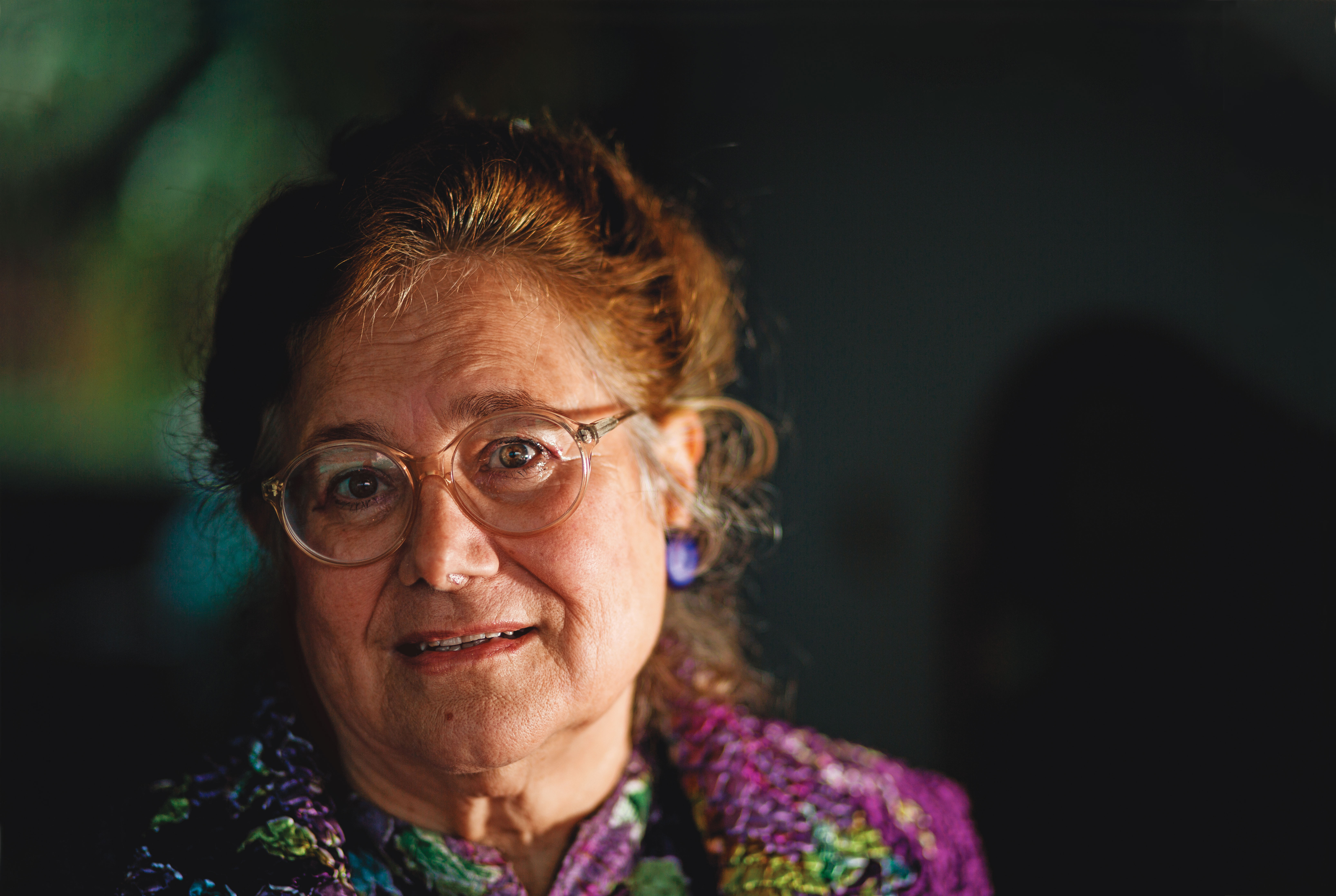 艾琳達節儉度日， 她稱看似成套的一身紫色套裝， 全是她在不同市場以便宜價格購入， 再穿搭而成的。