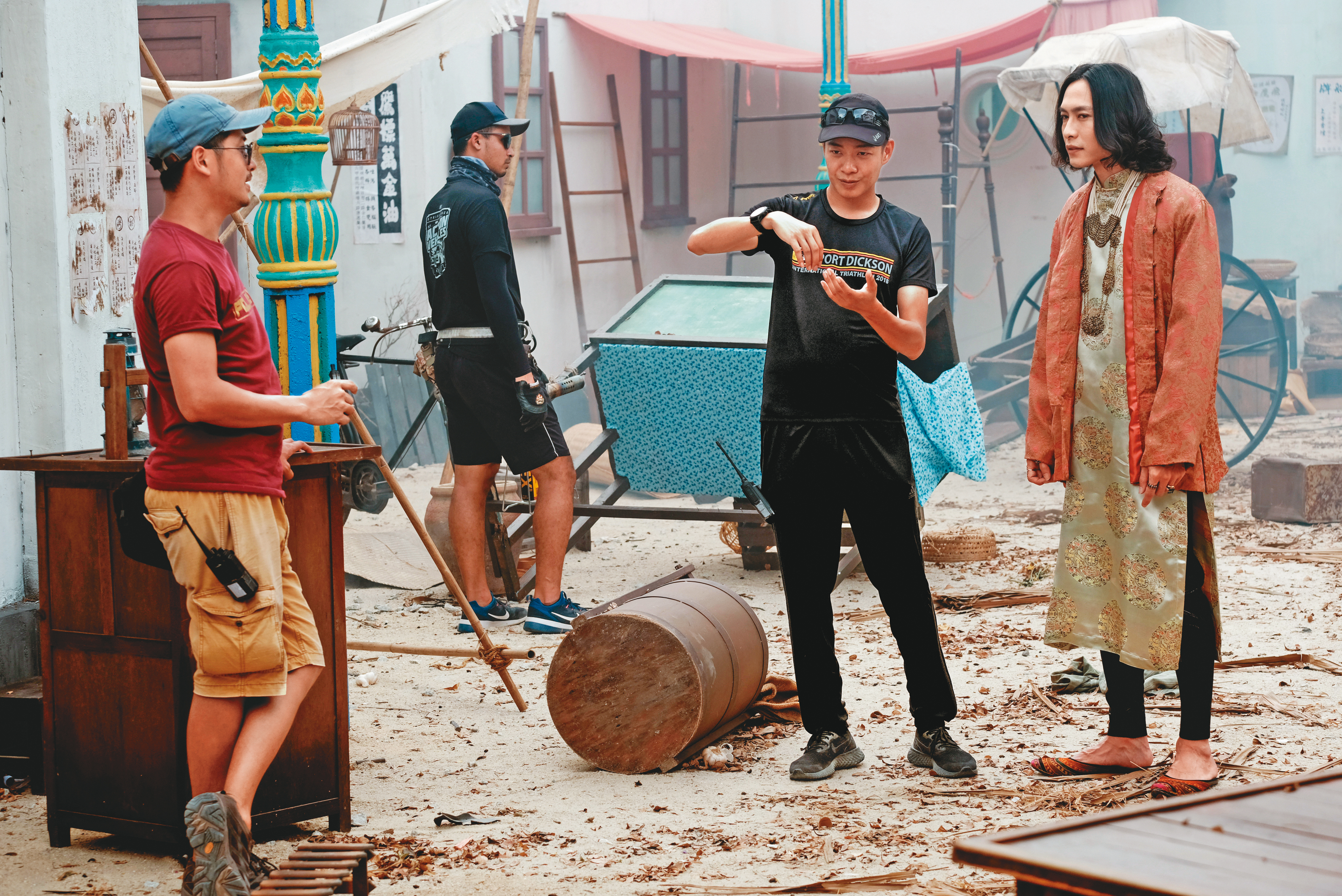 《彼岸之嫁》是Netflix第3部華語原創影集，由何宇恆、郭修篆（右2）二位馬來西亞導演聯手執導。（Netflix提供）