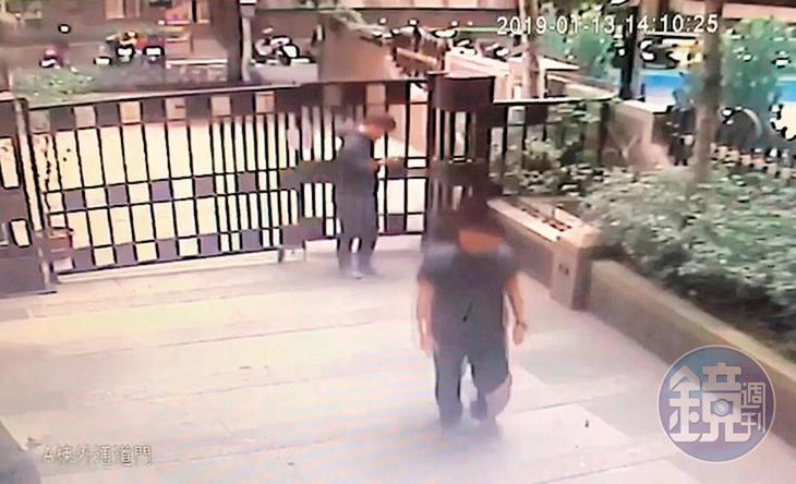2名員警自行用磁扣開門後，進入社區。（當事人提供）
