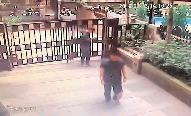 2名員警自行用磁扣開門後，進入社區。（當事人提供）