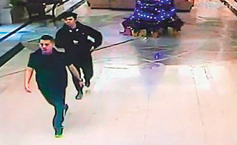 2名員警沒有搜索票、拘票，卻私闖社區抓人。（當事人提供）