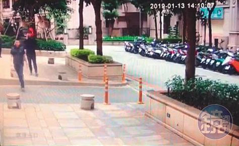 保全人員在社區外，將大門磁扣交給便衣員警（紅圈處）。（當事人提供）