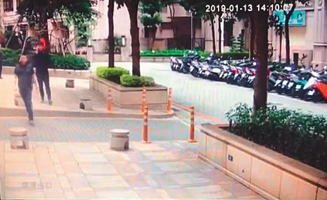 保全人員在社區外，將大門磁扣交給便衣員警（紅圈處）。（當事人提供）