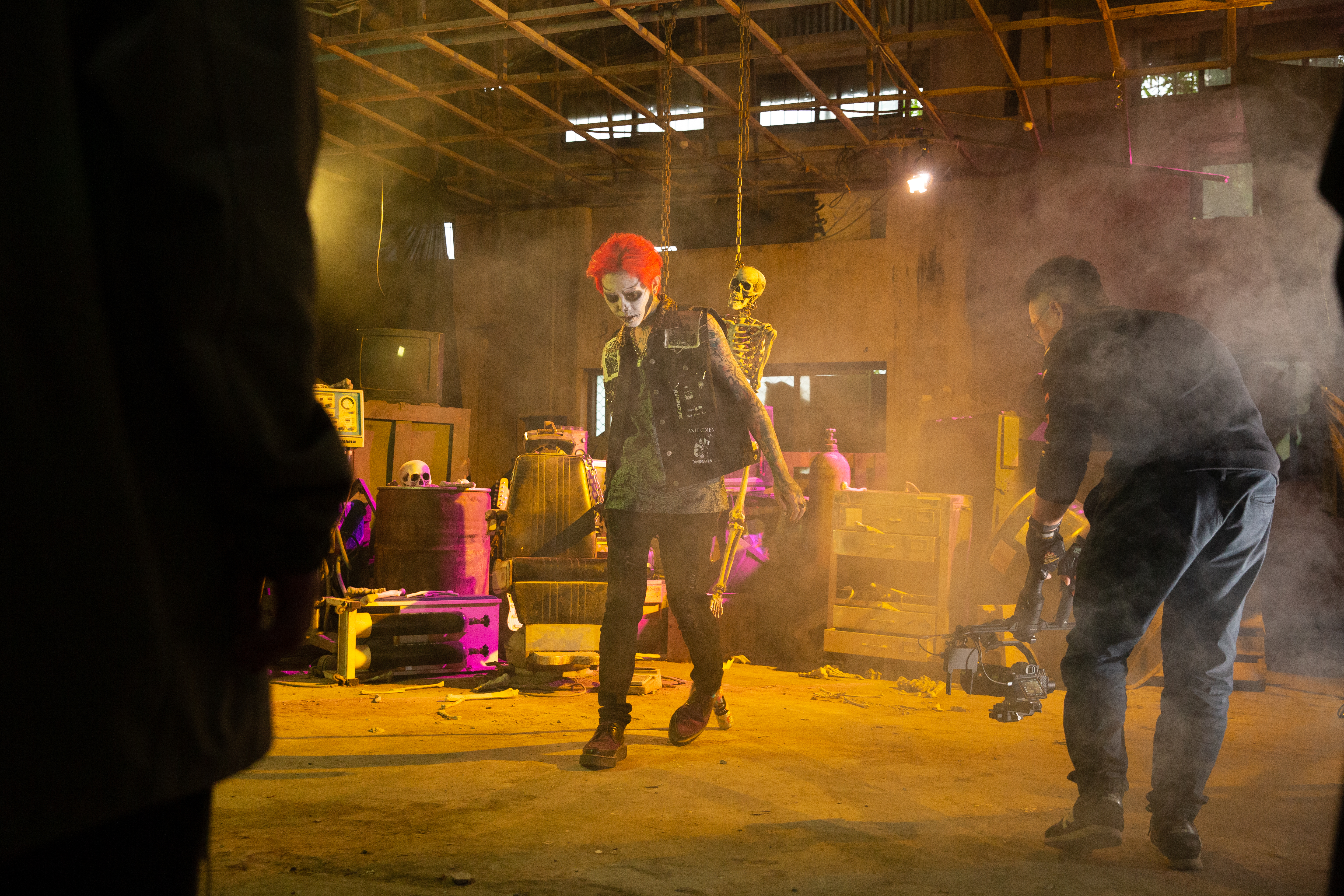 謝和弦拍攝〈幹你娘機掰〉MV,化亡靈妝並走頹廢路線。