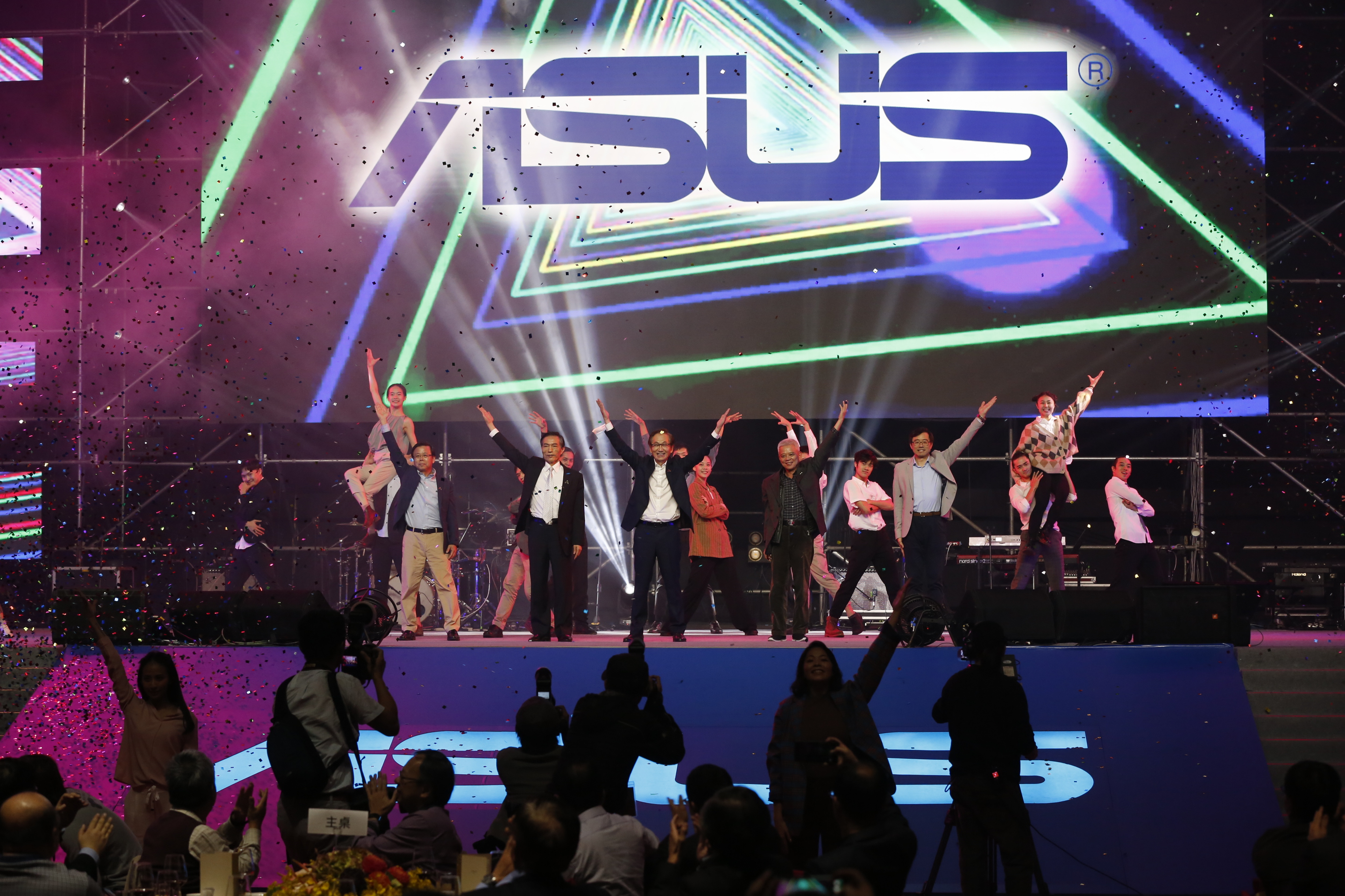華碩5大巨頭照例上台表演娛樂員工,以熱舞開場,嗨翻全場。