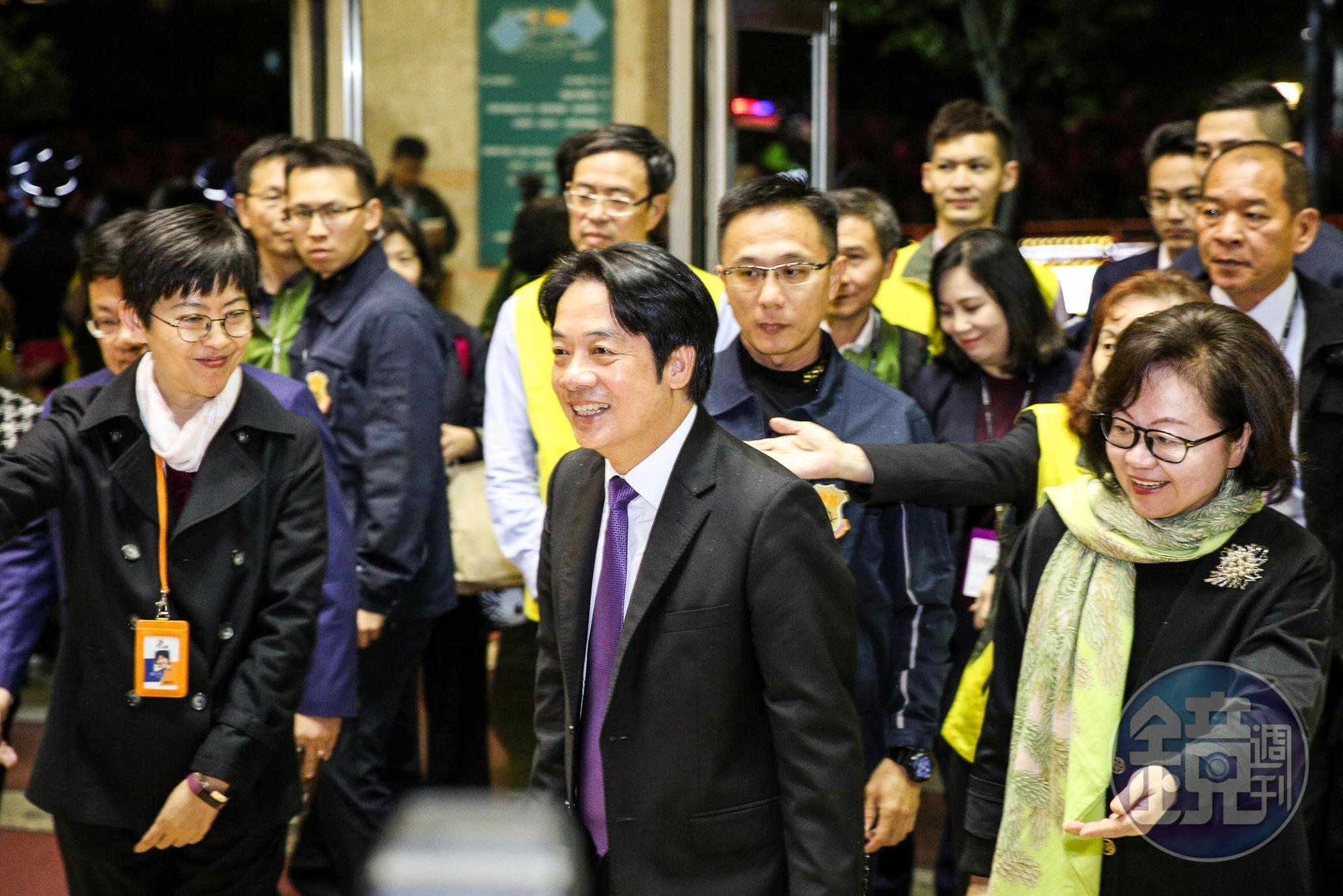 接著,賴清德呼籲,國民黨應跟台灣人民站在一起,和民進黨合作共同完成6項使命。