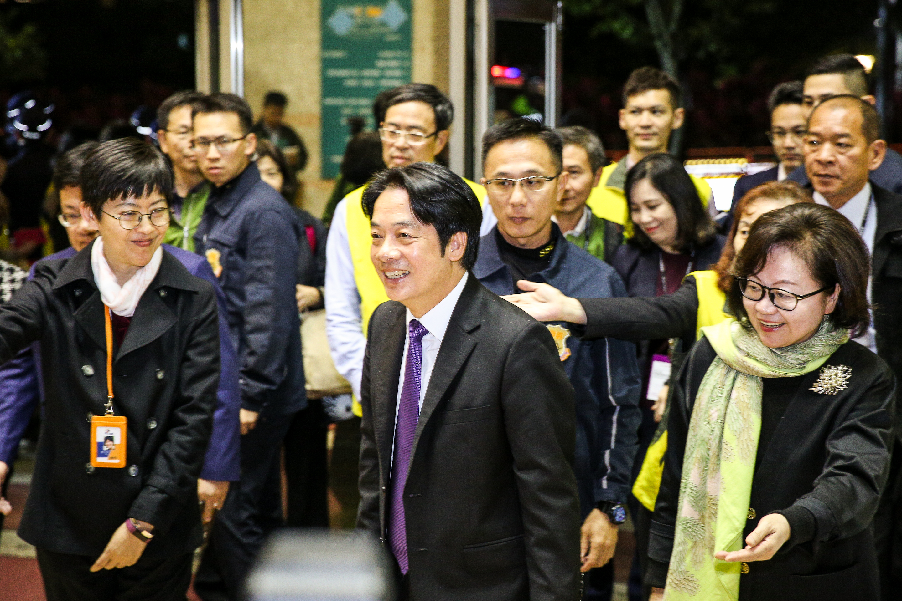 接著，賴清德呼籲，國民黨應跟台灣人民站在一起，和民進黨合作共同完成6項使命。