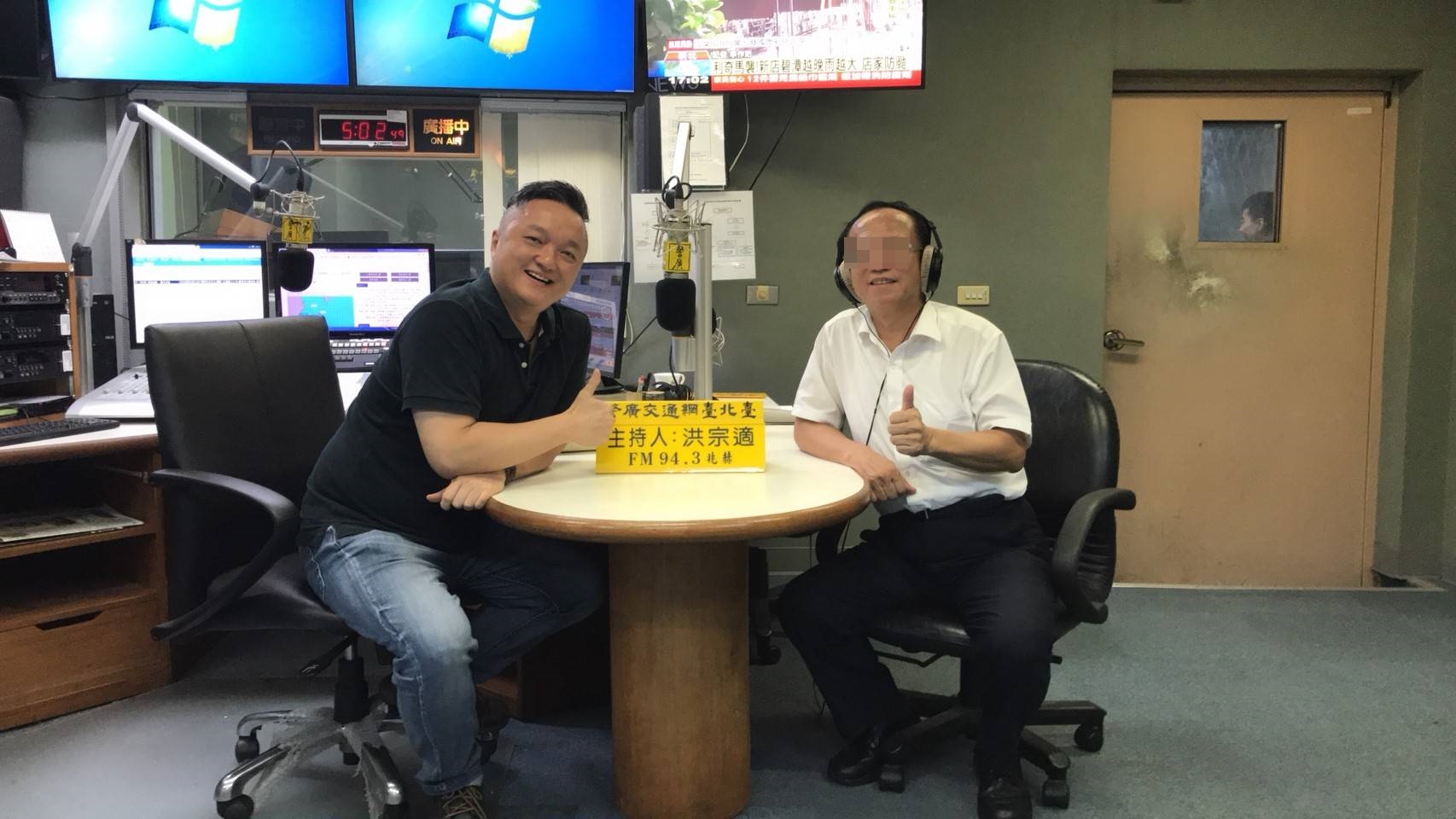 知名警廣主持人「阿國」洪宗適（左）在18日因持有安非他命而被捕。（翻攝警廣臉書）