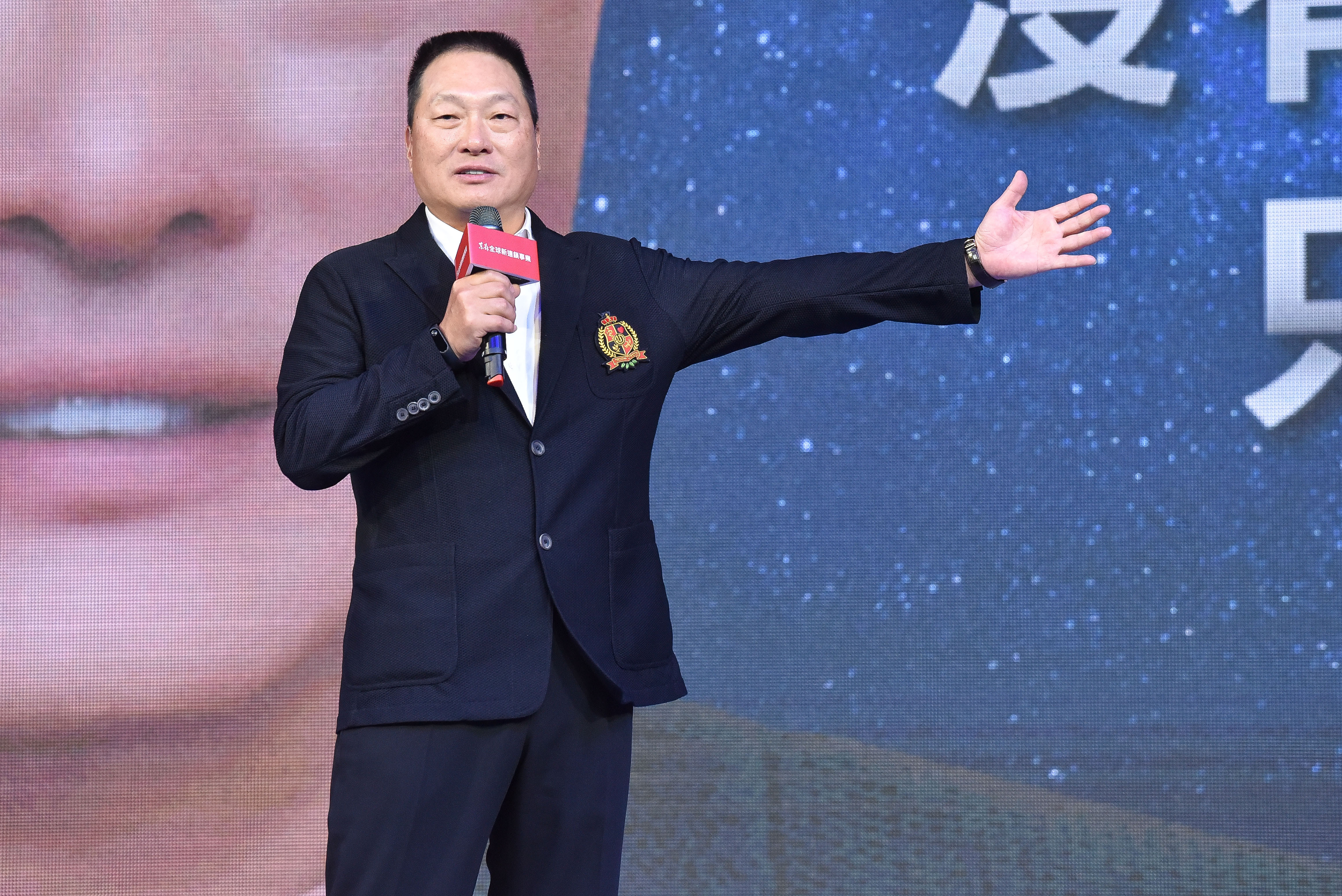 東森集團總裁王令麟日前在社交電商大會上喊出「跟著我一定讓你賺錢！」展現旺盛企圖心。（東森提供）