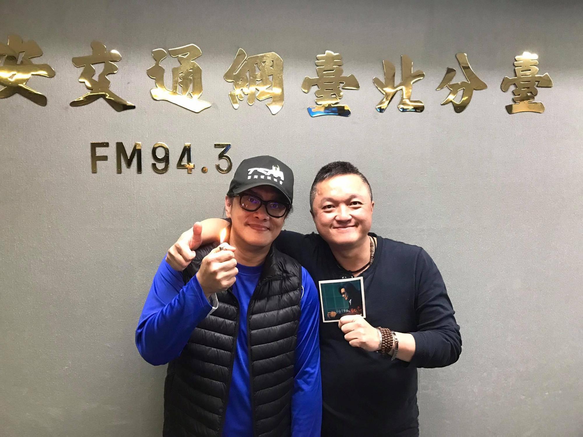 警廣知名DJ洪宗適(右),因約砲持毒遭警方逮捕。(翻攝藝人施文彬臉書)