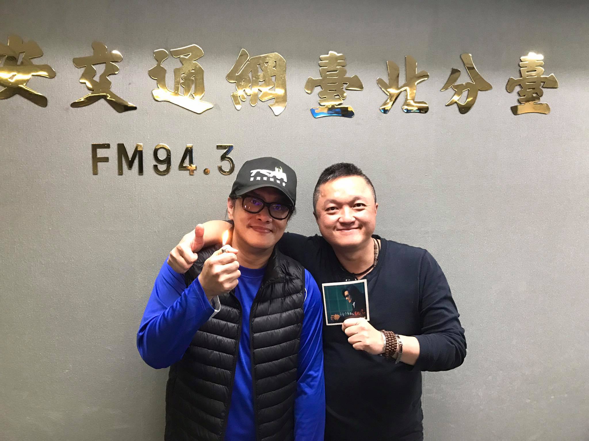 警廣知名DJ洪宗適（右），因約砲持毒遭警方逮捕。（翻攝藝人施文彬臉書）