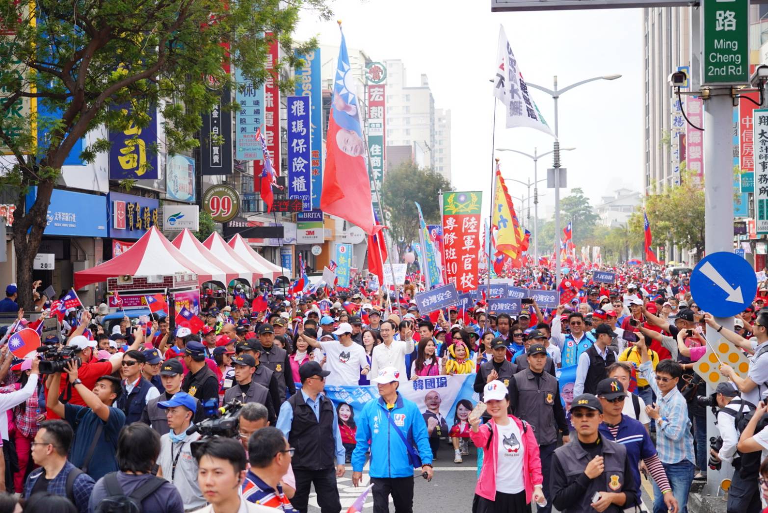 原訂要與支持者一同走完全程遊行的韓國瑜，稍早卻臨時宣布因維安考量，不加入遊行隊伍。