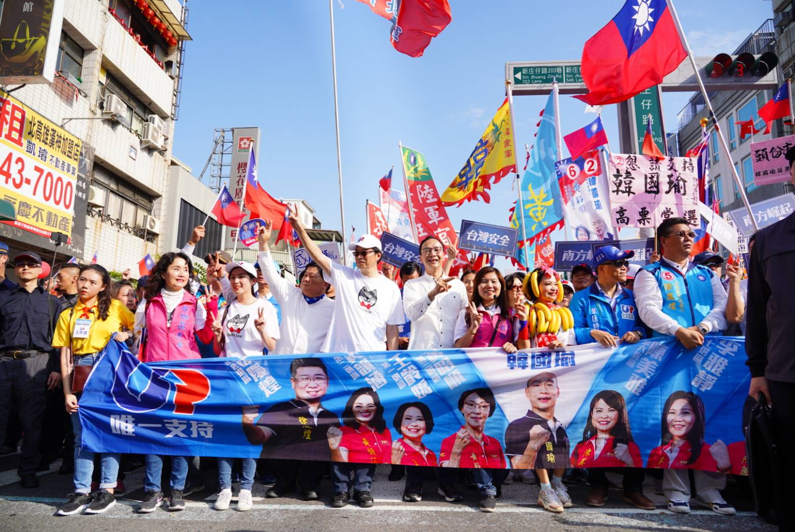遊行隊伍由國民黨副總統候選人張善政和韓國瑜競總全國主委朱立倫等人帶領，參加的韓粉邊走邊搖國旗，還高呼「台灣安全 人民有錢」、「庶民選總統」等口號。